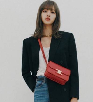 CELINE Medium Triomphe Bag In Shiny Calfskin Medium Triomphe Bag In Shiny Calfskin GIFT WITH PURCHASE (GWP) พรีเมี่ยมกิ๊ฟ Limited Edition จาก CELINE PERFUME DUTY FREE COUNTER วัสดุหนังแท้ (Calfskin) ซับในเป็นหนังแกะ (Lambskin) รูปทรงสี่เหลี่ยมผืนผ้า ขนาดก