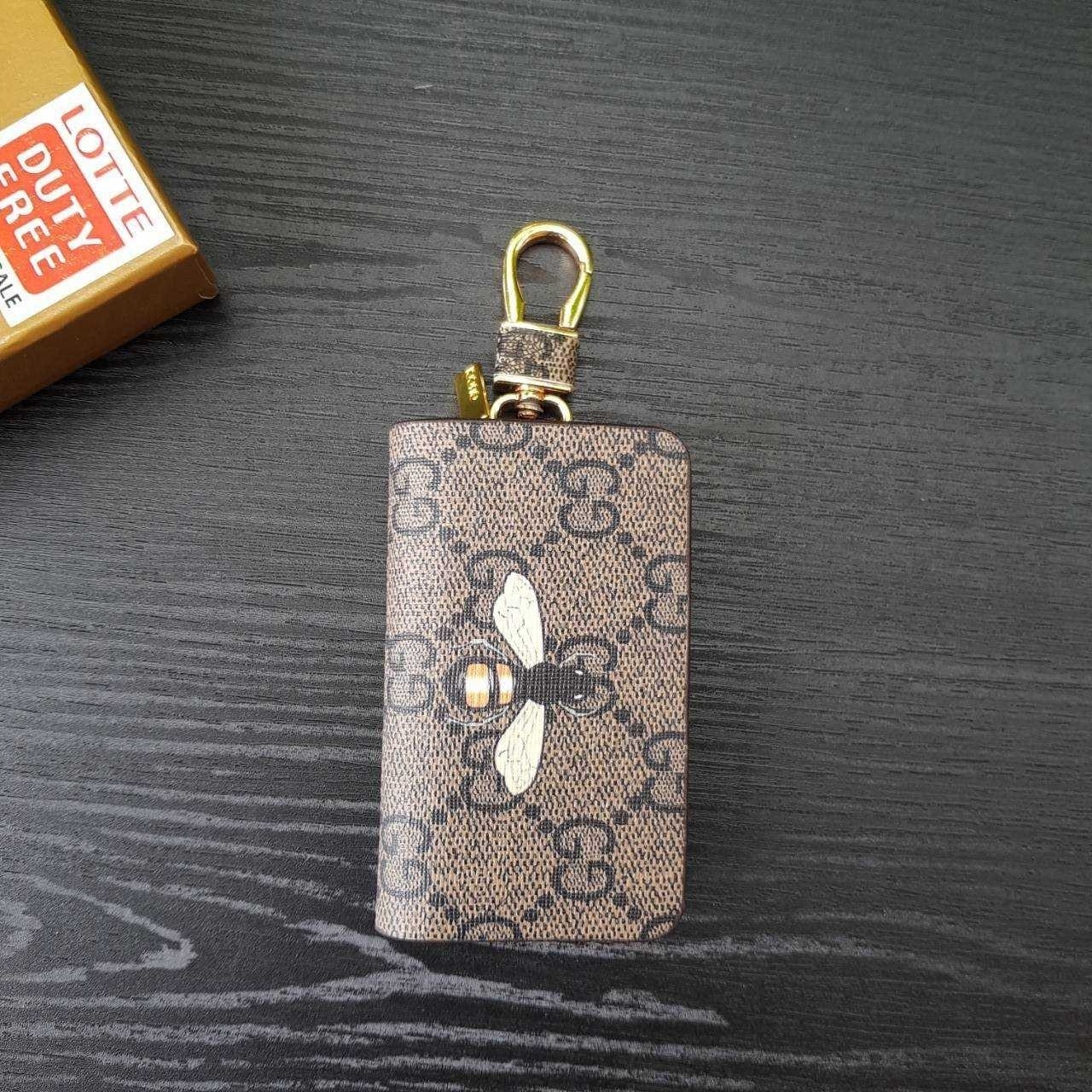 GUCCI Keychain กระเป๋าพวงกุญแจสุดหรูหรา ที่จะทำให้การหากุญแจรถยนต์ของคุณเป็นเรื่องง่าย ขนาดกระทัดรัด หยิบจับง่าย