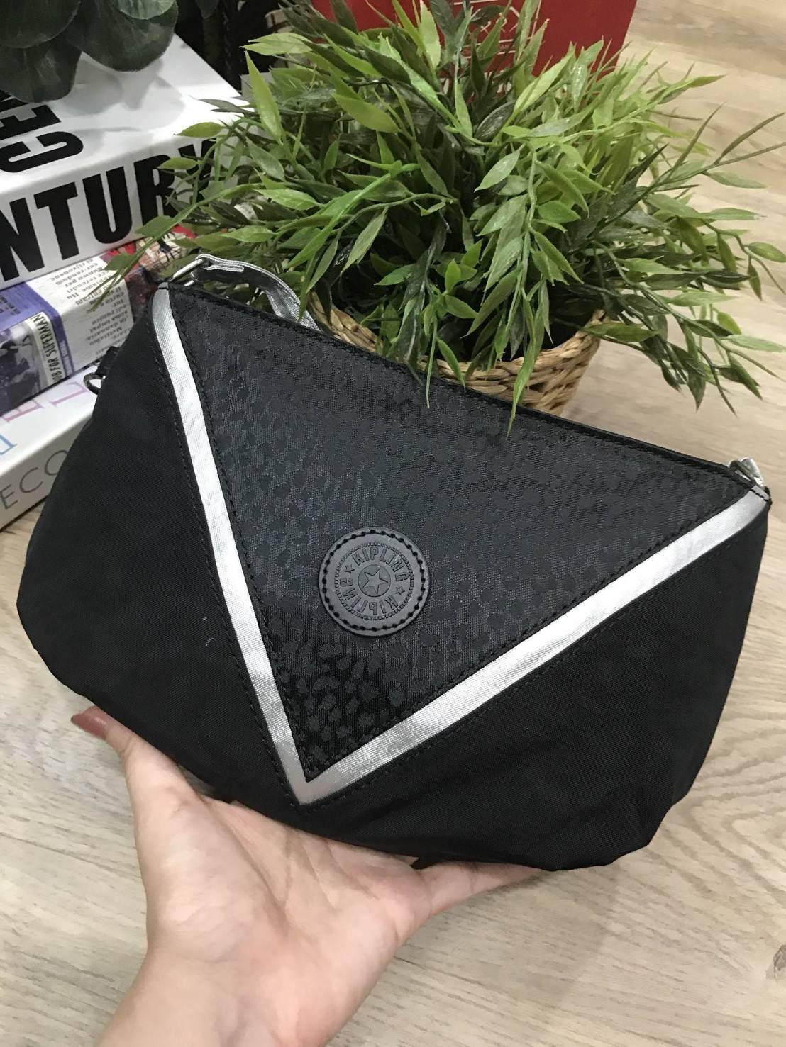 NEW ARRIVAL! KIPLING WOMENS PARTY SHOULDER BAG กระเป๋าสะพาย Party Bag รุ่นใหม่ล่าสุดวัสดุ Nylon + Polyester 100% กันน้ำ น้ำหนักเบา เปิดปิดด้วยซิป หัวซิปแบรนด์ ภายในมีโลโก้และช่องซิป ใส่กระเป๋าสตางค์ ของใช้จุกจิกได้เยอะ สายสะพายยาวปรับได้ 5 ระดับ พร้อมพวงก