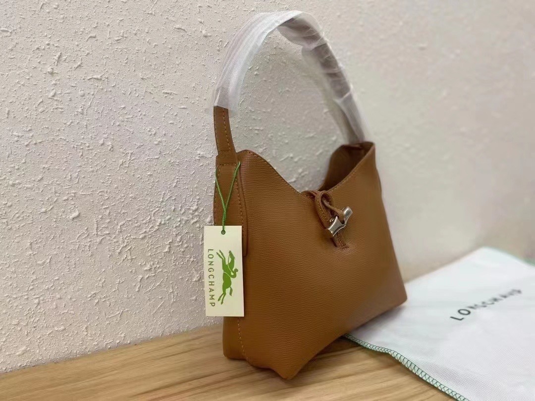 LONGCHAMP ROSEAU Hobo bag กระเป๋าสะพายไหล่ขนาดเล็ก วัสดุหนังวัว อะไหล่เงิน เป็นการผสมผสานสไตล์ที่เรียบง่าย Roseau อันเป็นสัญลักษณ์ใหม่ทั้งหมด เรียบง่าย สะดวกใช้ ประดับด้วยเข็มกลัดไม้ไผ่อันเป็นสัญลักษณ์ของแบรนด์ เรียบหรู แต่ดูดี ในแบบฉบับของ Longchamp ห้าม