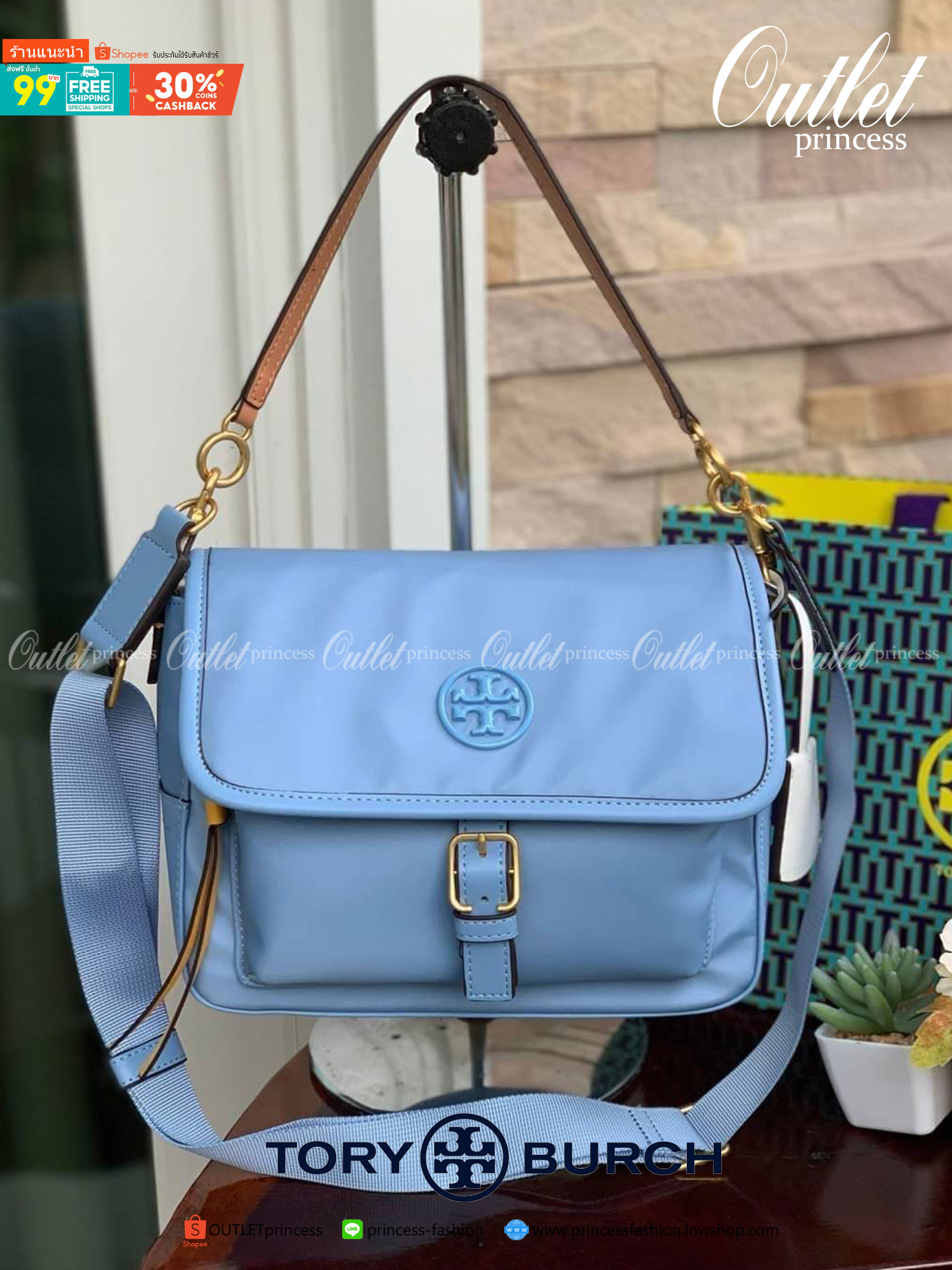 ของแท้ 💯% Tory Burch logo patch satchel bag อีกหนึ่งแบรนด์ดังจากนิวยอร์ก ที่เหล่าดาราเซเลปใช้กันทั่วโลก ด้วยดีไซน์ที่เป็นเอกลักษณ์ เข้ากับยุคสมัย วัสดุ Nylon waterproof ที่แข็งแรงและทนทาน