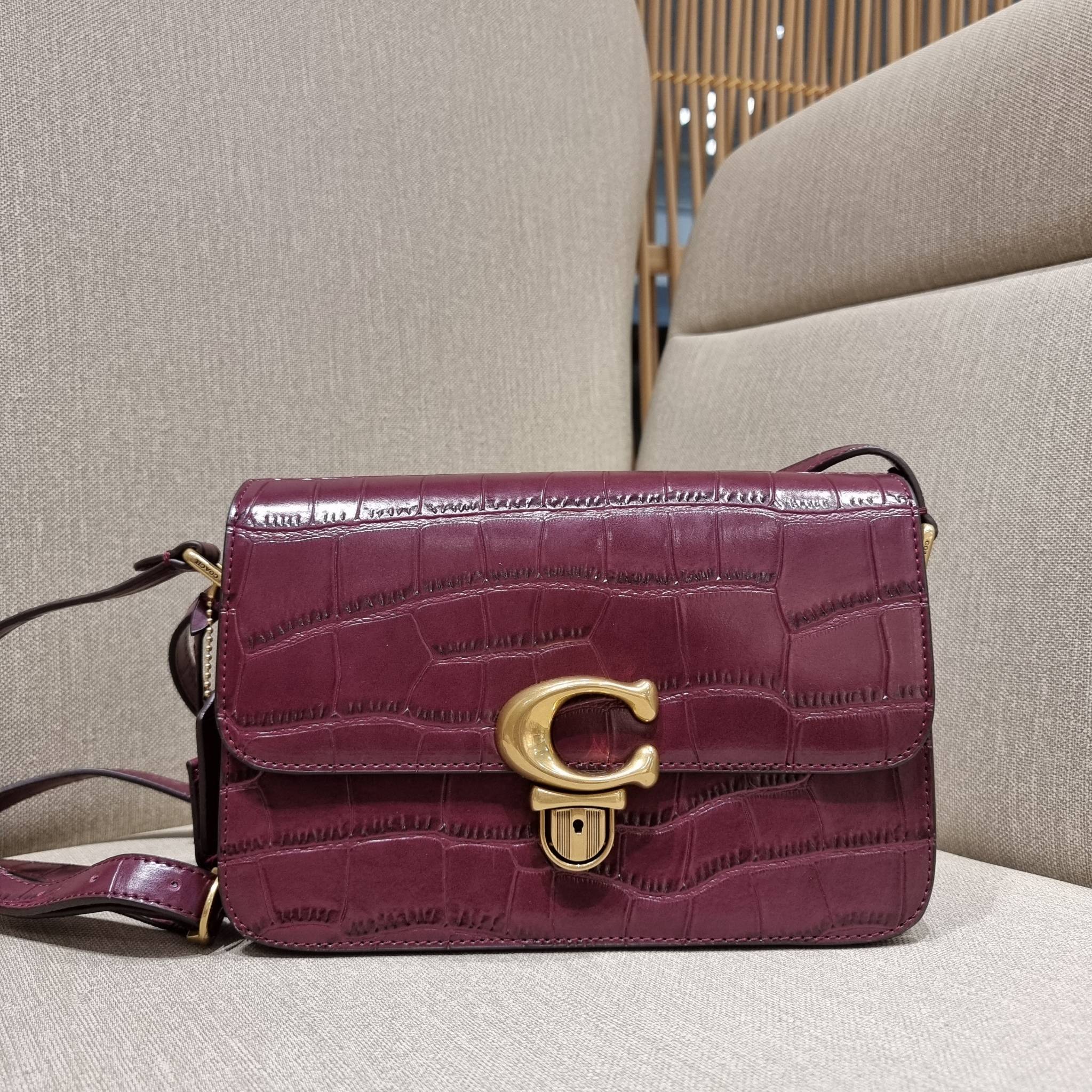 OUTLET 】COACH STUDIO SHOULDER BAG IN SIGNATURE CANVAS (C6639 C6640) สีใหม่รับความเฮง กับคอลเลคชั่นใหม่สุดอีกหนึ่ง!! มาแบบเลิศๆหรูๆมากแม่ กระเป๋าสะพายข้างลุคไฮน์ ที่ดีไซน์ออกมาได้ปัง และดูแพงมากๆ ด้วยดีเทลคลาสสิคผสานความเป็นเอกลักษณ์ เรียบง่ายแต่แฝงความมีด