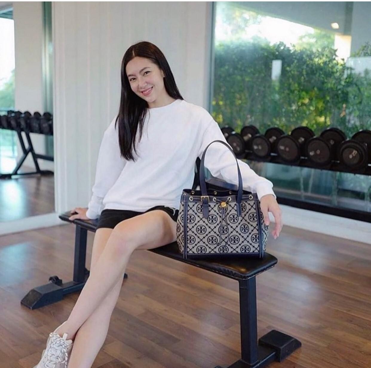 OUTLET Tory Burch T- Monogram Jacquard Small Tote กระเป๋าถือหรือสะพายไหล่ วัสดุ Canvas ปักษ์ลายแบรนด์ อะไหล่ทองสวยหรู น้ำหนักเบา