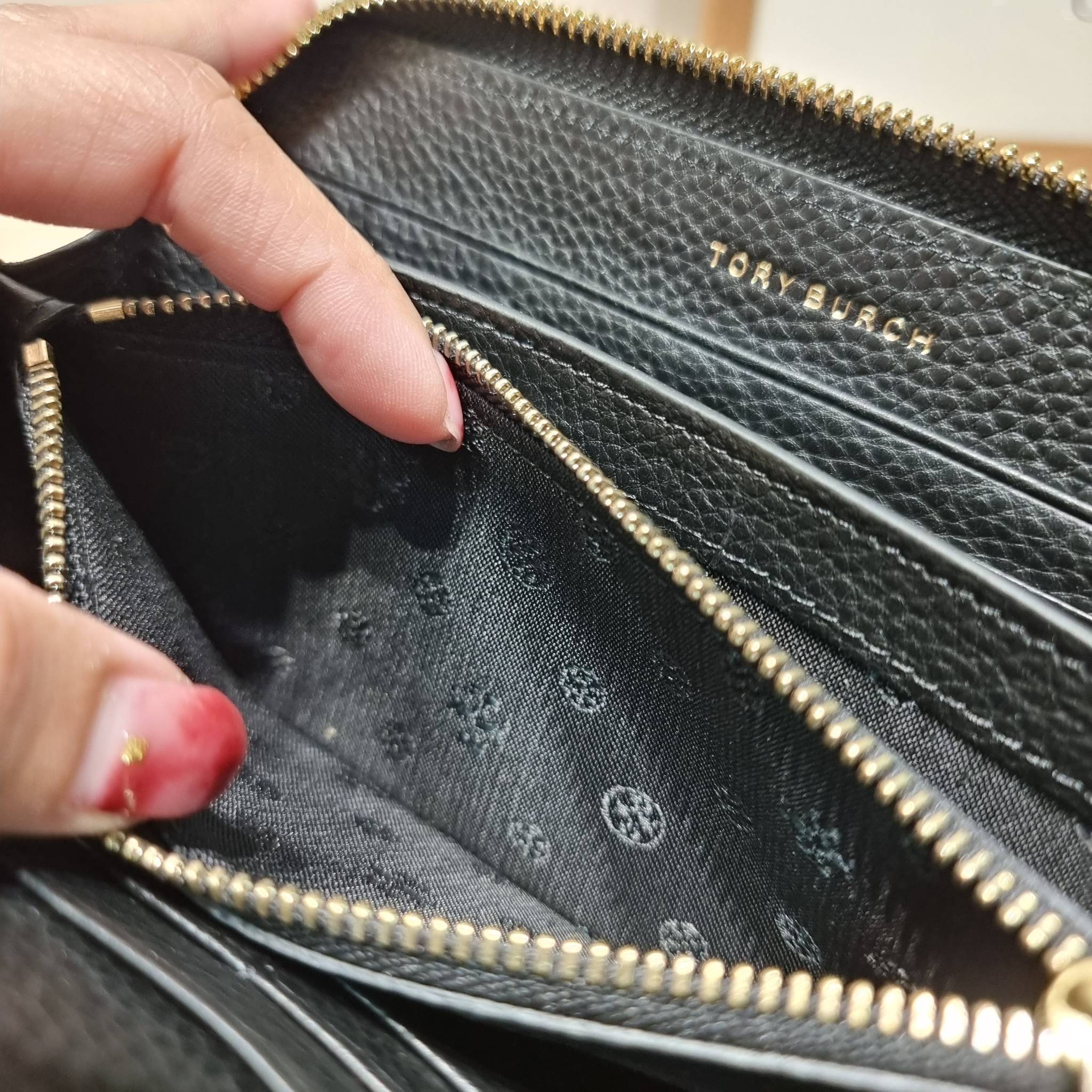 TORY BURCH THEA MULTI GUSSET ZIP CONTINENTAL WALLET กระเป๋าสตางค์ใบยาวเบสท์เซลเลอร์ ขนาดกำลังพอเหมาะ ดีไซน์เรียบหรู