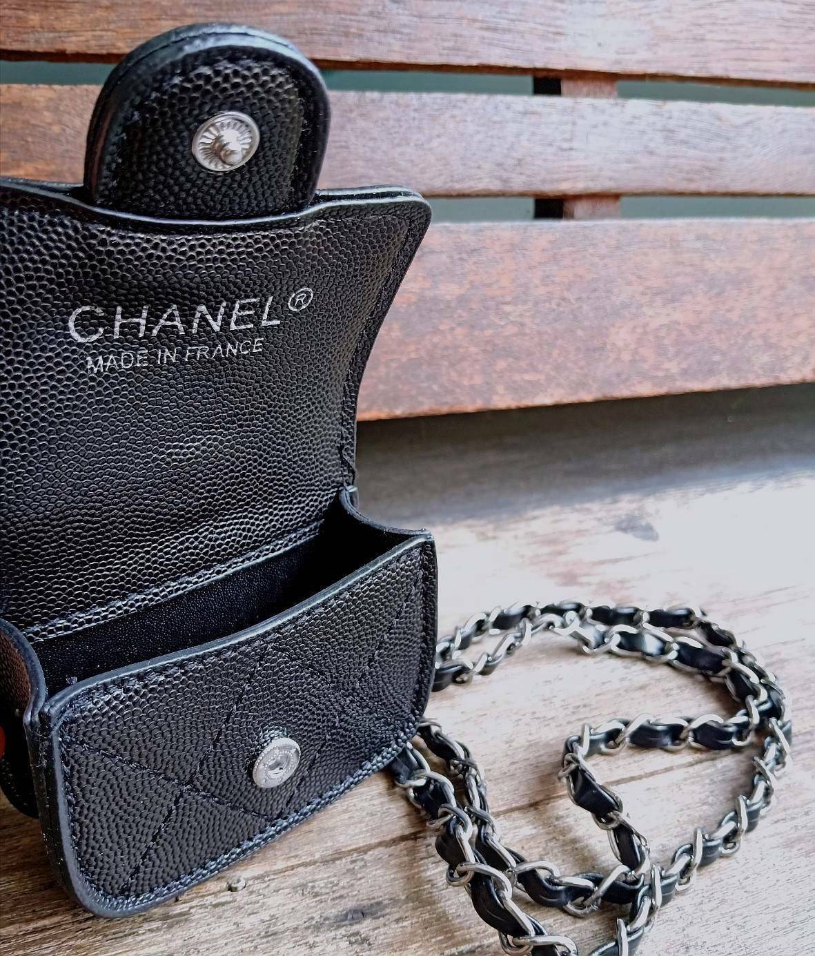 พรีเมี่ยมกิ๊ฟแท้ 100% 】CHANEL MINI BLACK CAVIAR BAG VIP GIFT WITH PURCHASE (GWP) พรีเมี่ยมกิ้ฟ Chanel Lotte Duty Free รุ่นใหม่ล่าสุดไอเท็มแนะนำ กำลังฮิตสุดๆวัสดุหนังคาเวียร์สุดคลาสสิคเปิดปิดด้วยฝาปิดกระดุม ด้านหน้าประดับโลโก้แบรนด์อะไหล่เงินสวยหรูดูดีมาพร