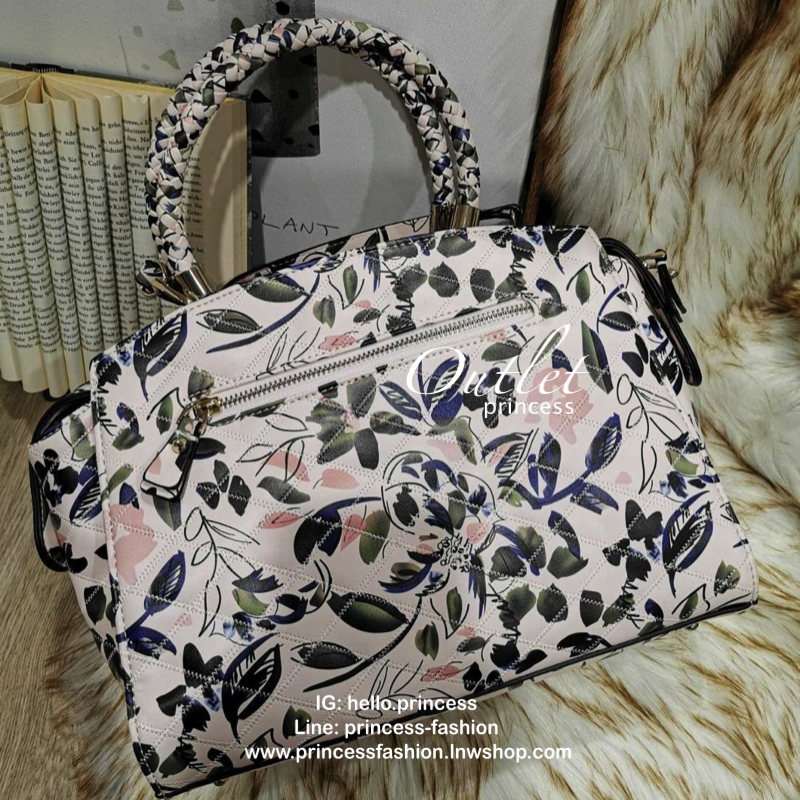 GUESS WOMAN CROSS BODY BAG กระเป๋าถือ/สะพายรุ่นใหม่ล่าสุดจาก GUESS FACTORY หนังสวยอยู่ทรงขนาดกำลังดี น้ำหนักเบา ด้านหน้าประดับโลโก้แบรนด์เปิดปิดด้วยซิปสะดวกใช้ ด้านข้างมีกระดุมปรับขยาย ภายในมีโลโก้ ช่องซิปและช่องใส่ของ ซับในพิมพ์แบรนด์ ใส่กระเป๋าสตางค์ มื