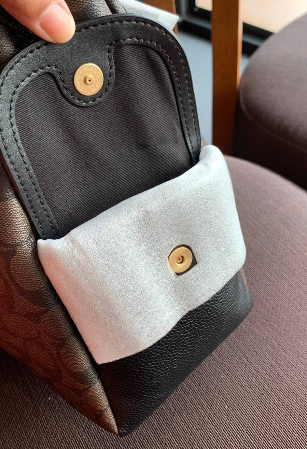 COACH PENNIE SHOULDER BAG ((C1523)) ✔️กระเป๋าหิ้ว//คล้องไหล่//สะพายข้างได้ สุดคุ้ม! ✔️ใบใหญ่ ทรงสวยใส่ของได้จุมาก หนังแท้ หนังนิ่ม สัมผัสแล้วหลงรักแน่นอนค่ะ ✔️ปากกระเป๋ากว้าง ล้วงหยิบของสะดวกมากๆ ภายในกระเป๋าโล่งกว้าง สัมภาระเยอะๆหายห