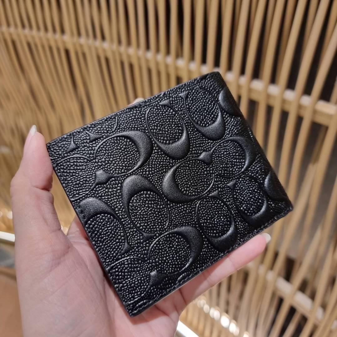 COACH 75371 COMPACT ID WALLET IN SIGNATURE CROSSGRAIN LEATHER กระเป๋าสตางค์ผู้ชาย ลาย c นูนเต็มใบ หนัง crossgrain อีกรุ่นที่ยอดขายไม่เคยตก 🤑🤑 ใบจริงดูผู้ดี ดูแพง!! ภายในมีช่องใส่บัตรได้เยอะ ใส่ธนบัตรได้ทุกใบ ซื้อให้คุณหนุ่มๆรับรองประทับใจไ
