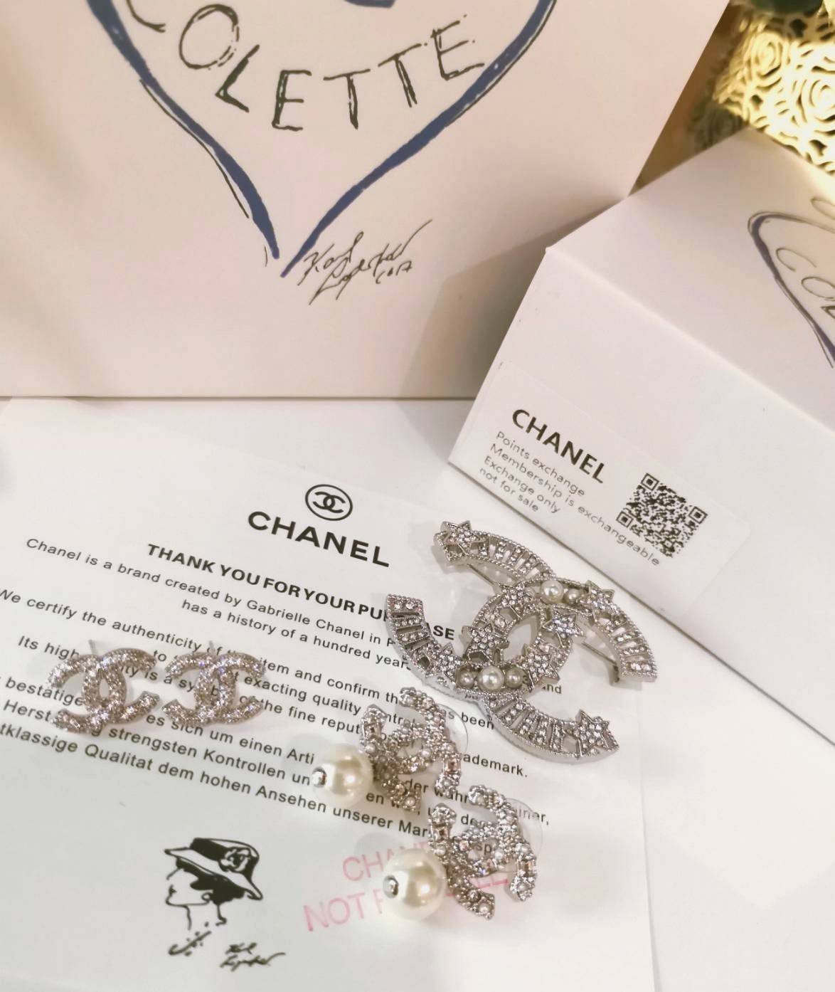 VIP 】✨พร้อมส่งความสวย✨Rare items ห้ามพลาด! แพ็คสุดคุ้มX3! CHANEL EARRING & BROOCH SET VIP GIFT WITH PURCHASE THE ORIGINAL PACKAGE (GWP) ชุดกิ๊ฟเซทของกำนัลสุดเลอค่าจากการแลกคะแนนสะสมสำหรับลูกค้าสมาชิก VIP CHANEL DUTYFREE ไอเท็มหายากชวนสะสมมาเ