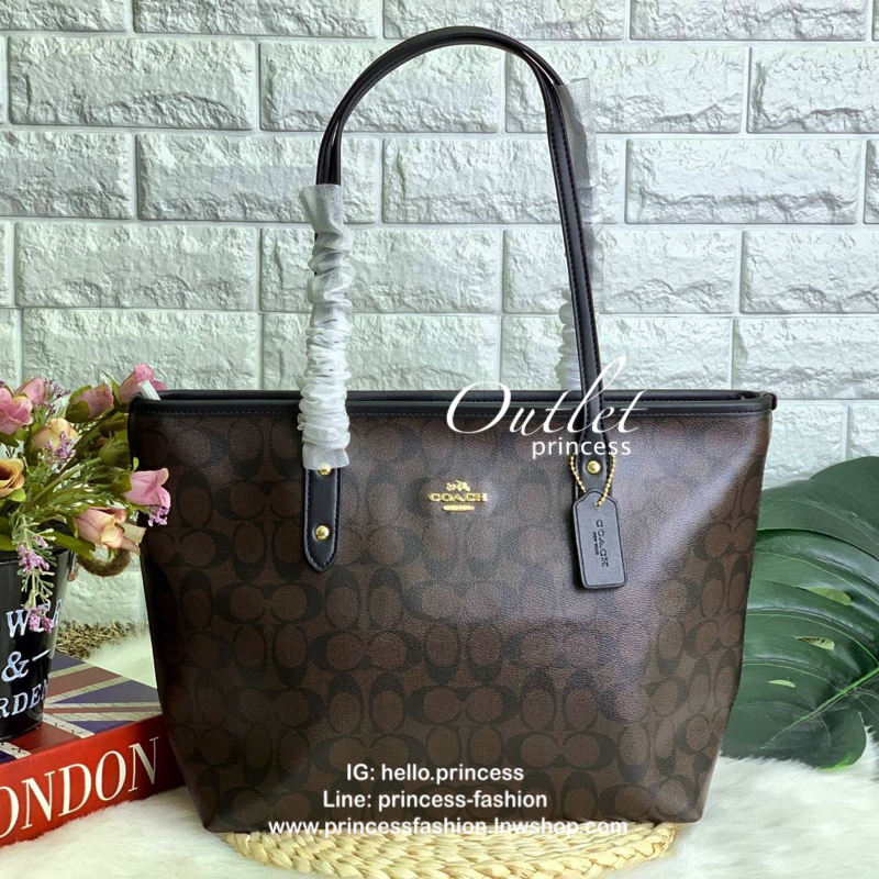 COACH CITY ZIP TOTE IN SIGNATURE BAG กระเป๋าถือหรือสะพายทรง tote ขนาดกำลังดี วัสดุหนัง pvc. เปิดปิดกระเป๋าแบบซิป ภายในกว้าง ใส่ iPad, A4 ของใช้ได้จุ มีช่องเล็ก และช่องซิปค่ะ Must Have!