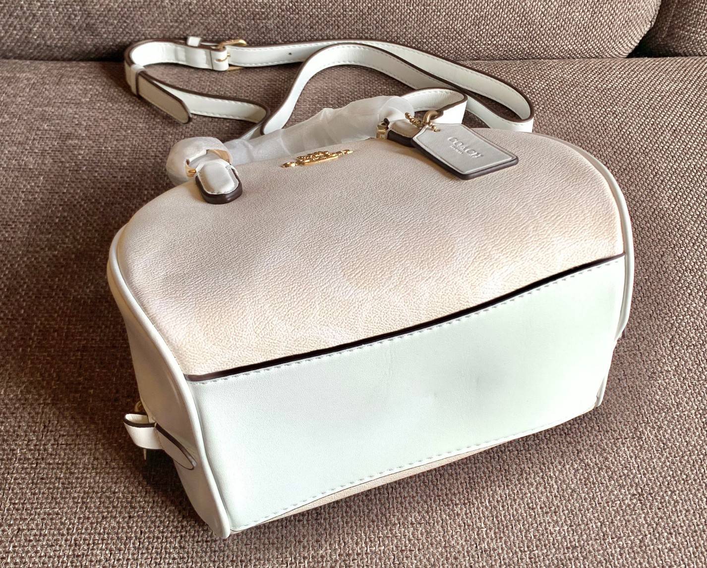 COACH SYDNEY SATCHEL BAG CA202 CA591 CB596 ใหม่ล่าสุด กับคอลที่สาวๆต้องหลงรัก กระเป๋าสะพายทรง satchel ที่มีรูปทรงดึงดูดสายตา สวยแรกเห็น วัสดุหนัง crossgrain พร้อมหูจับในตัว เปิด-ปิดด้วยซิป ภายในโล่งกว้าง ขนาดกำลังดี มีสายครอสให้ ปรับได้ตามชอบ ใบจริงลูกคุณ