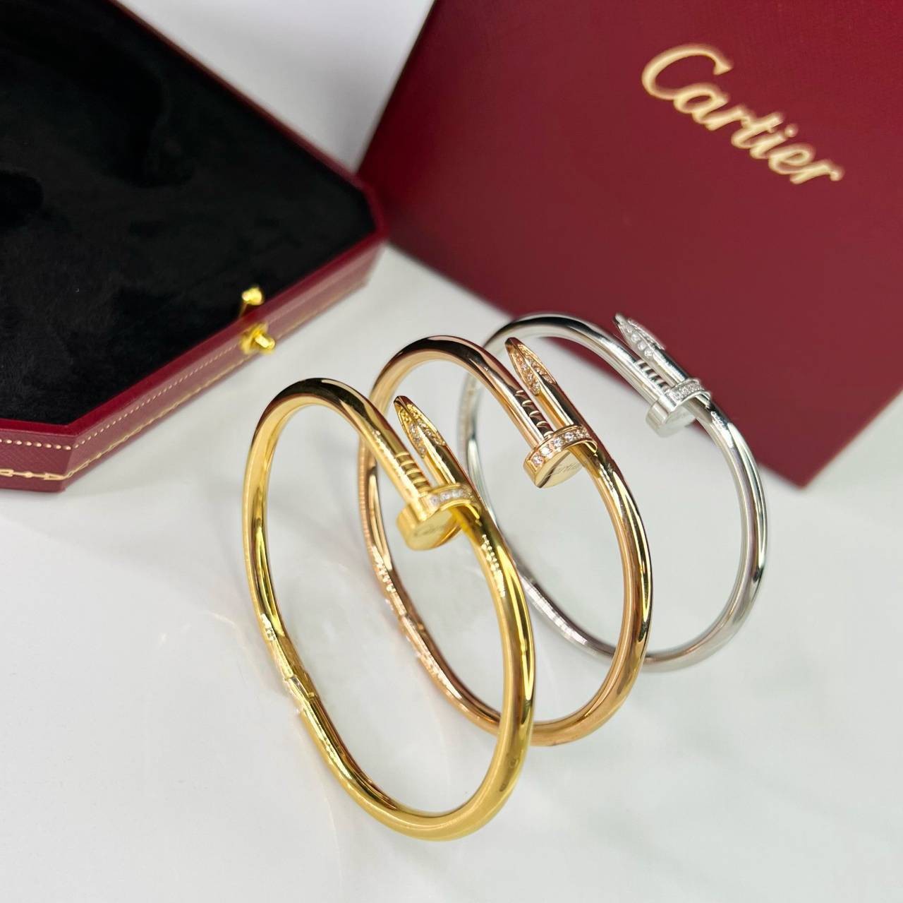 Cartier JUSTE UN CLOU BRACELET กำไลข้อมือตะปู หัวเพชร งานดีสุดเกรดออริจินิล วัสดุคุณภาพดี ไม่ลอกไม่ดำ พร้อมกล่องหนาตามแบบปั้มลายแบรนด์ ภาพสินค้าถ่ายจากงานขายจริง ใช้งานต่างประเทศได้