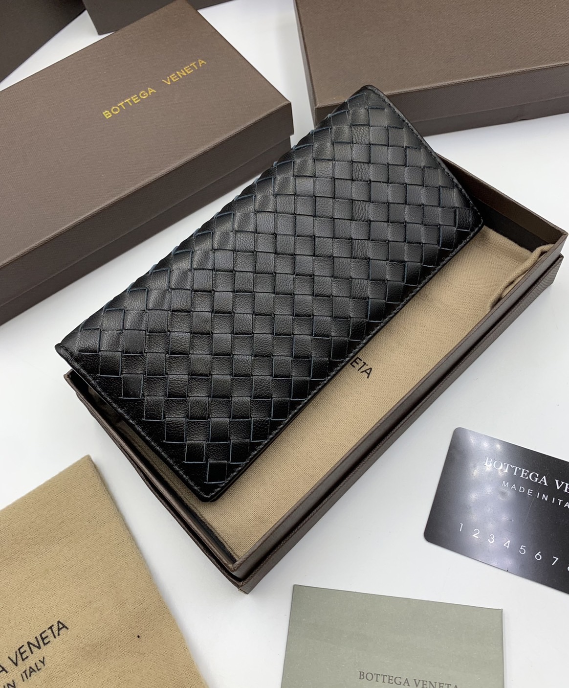 หนังแท้ BOTTEGA VENETA LONG WALLET / BV LONG WALLET / BV Wallet พร้อมส่งที่ไทย กระเป๋าสตางค์ใบยาว 2 พับ รุ่นตามหา มาเท่าไหร่ไม่เคยพอเลยค่า เป็นรุ่นคลาสสิกที่หยิบมาใช้งานได้บ่อยที่สุด งานหนังลูกวัวแท้ทั้งใบ ใช้ทนทานได้นาน ใช้ทนทานได้นานภาพสินค้าถ่ายจากงานข