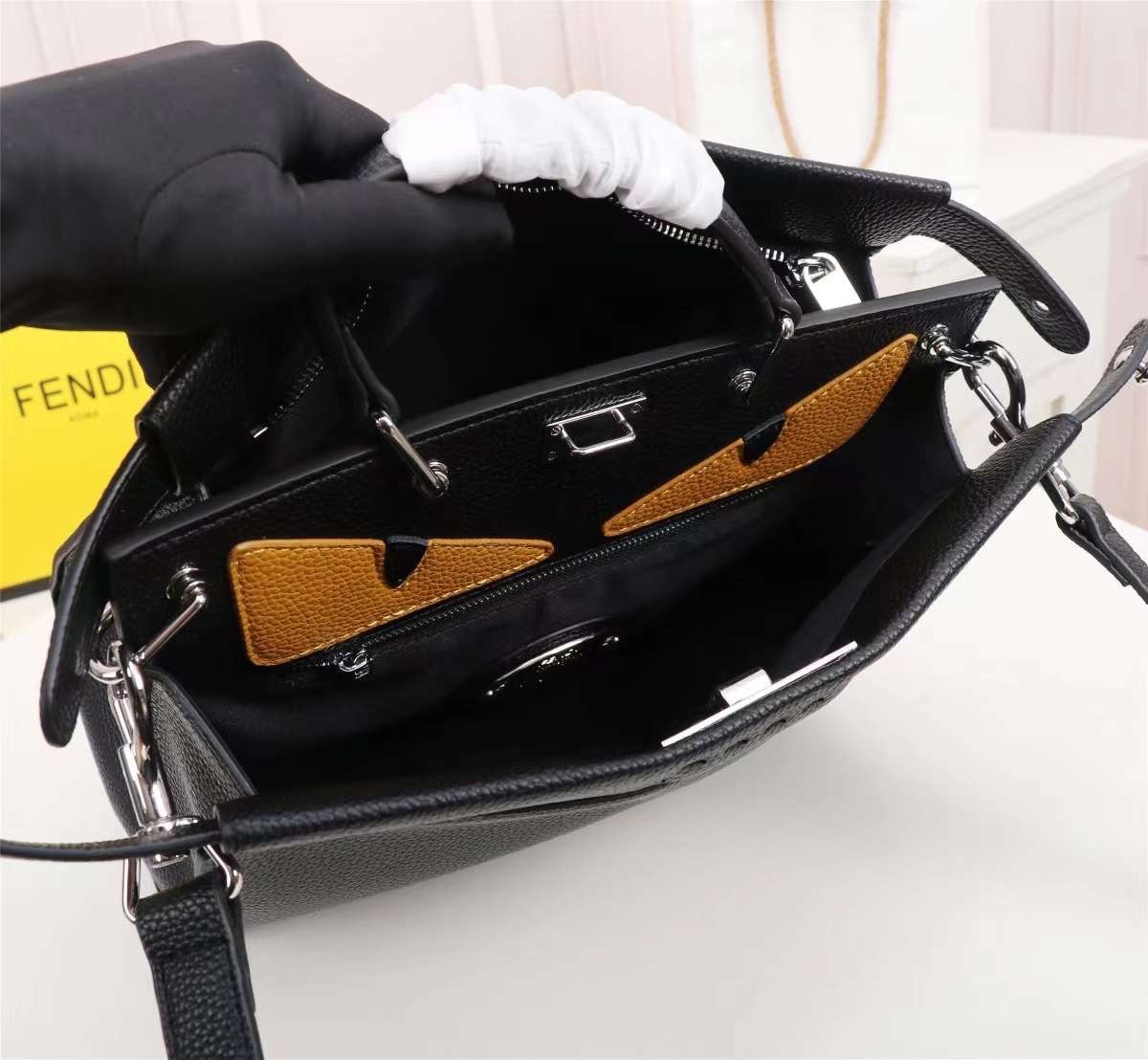 FENDI Monster Bag 30cm หนังคาเวียร์ เกรดเทพออริจินอล กระเป๋ายอดนิยมของแบรนด์ ดีไซน์สวยเรียบหรูแฝงด้วยความเก๋ สามารถสะพายหรือถือ เหมาะสมกับวัยรุ่น สะดวกในการพกพาไม่ว่าสาว ๆ จะไปเที่ยวต่างจังหวัด ต่างประเทศหรือแม้กระทั่งทำกิจกรรมแอดเวนเจอร์ต่าง ๆ ก็ไม่ทำให้