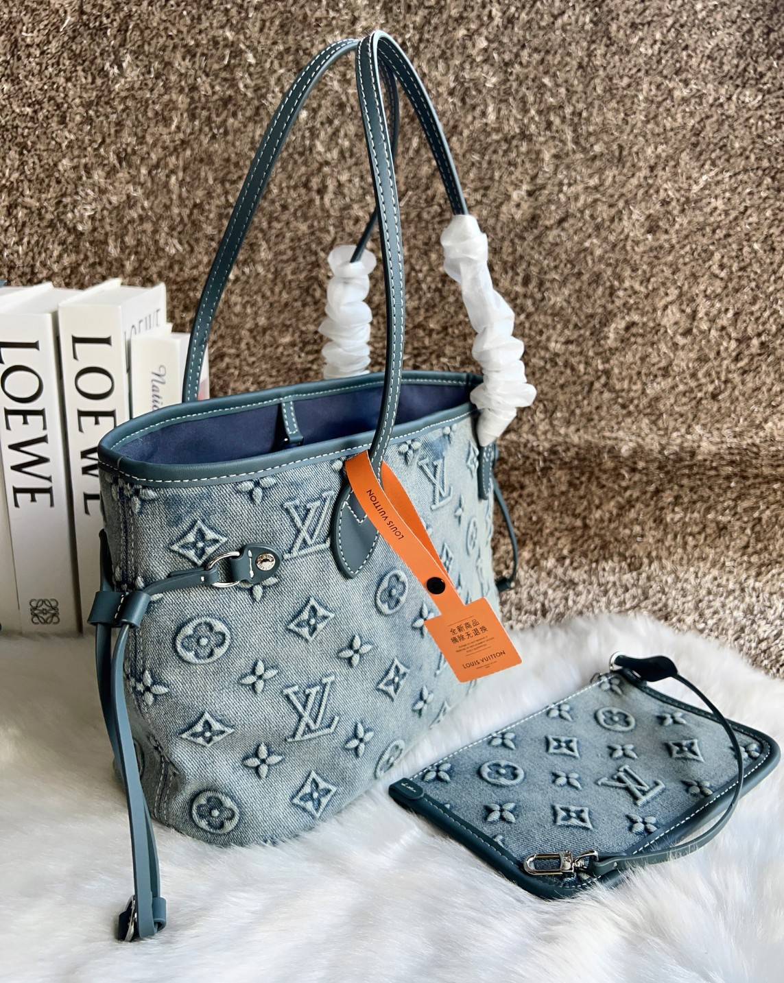 LV Neverfull Denim Tote Bag กระเป๋าสะพายทรงโท้ทเดนิมลายโมโนแกรมปั้มนูนคมชัดสวยหรูลัคชู สุดคลาสสิค ดีไซด์ใหม่ กับกระเป๋าทรงที่สามารถใช้ได้กับทุกๆวัน วัสดุเดนิมหนานิ่มอย่างดี ทอลายแบรนด์แบบ3Dนูนคมชัดสวยมากๆค่ะ