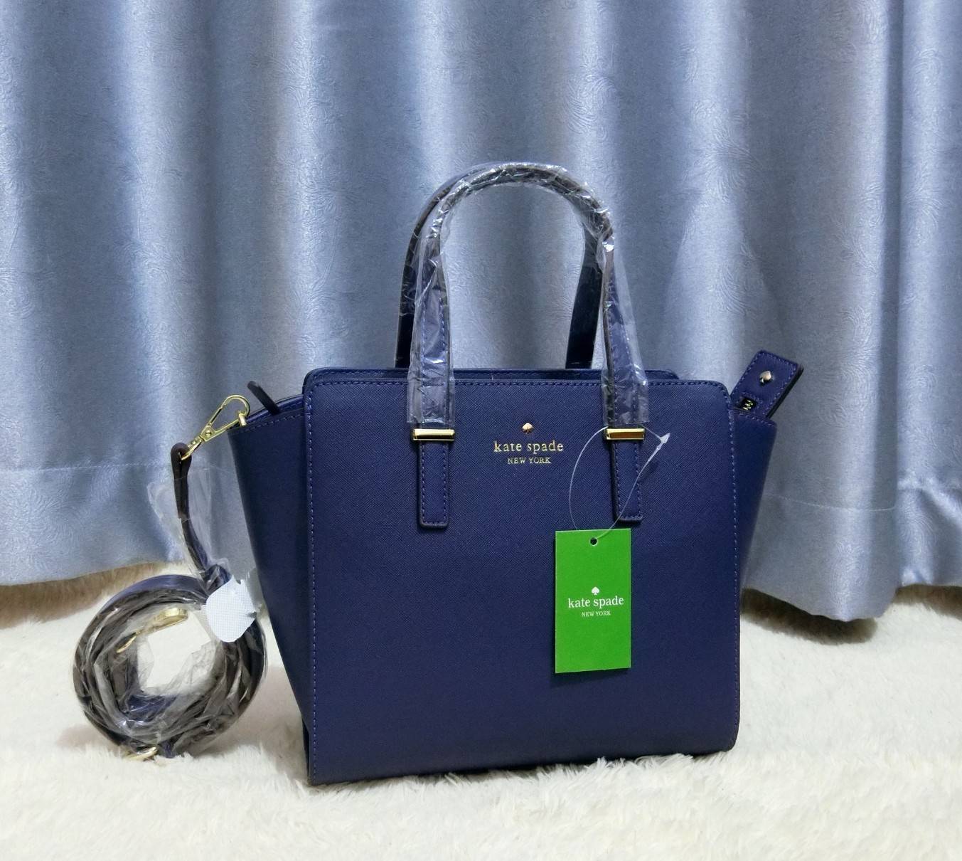 KATE SPADE NEW YORK CEDAR STREET HAYDEN BAG กระเป๋าถือหรือสะพายหนัง Saffiano สวยหรูอยู่ทรงสไตล์ PRADA ด้านหน้าประดับโลโก้สีทองสวยไฮโซ ภายในมีช่องซิปและช่องเล็ก ซับในอย่างดีสกรีนลาย Kate Spade กว้างและจุ ใส่ ipad mini กระเป๋าสตางค์ ของใช้ได้เยอะ มีหมุดรองฐ