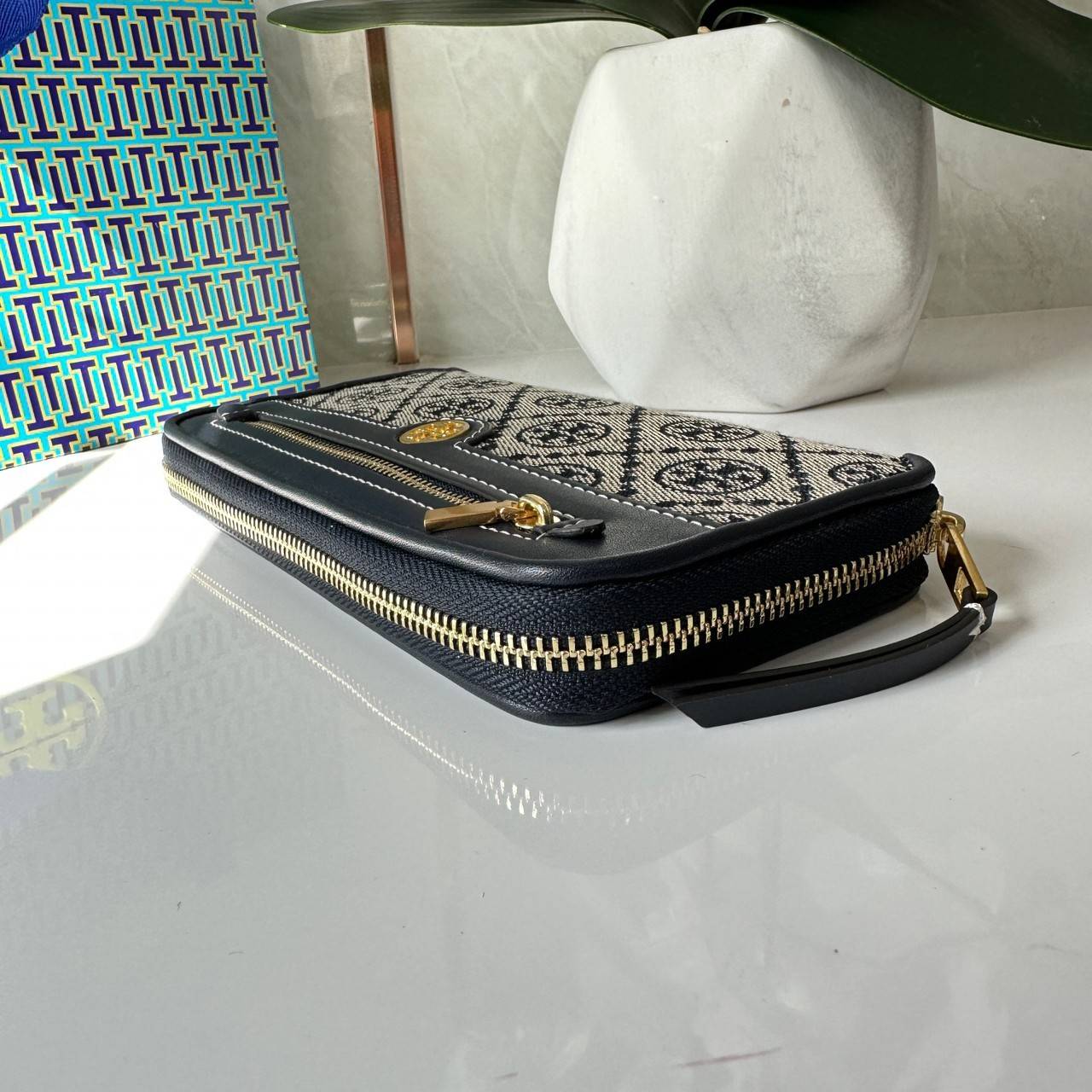 TORY BURCH T MONOGRAM JACQUARD ZIP CONTINENTAL WALLET 79383 กระเป๋าสตางค์ผ้าแคนวาสลายโมโนแกรมตัว T