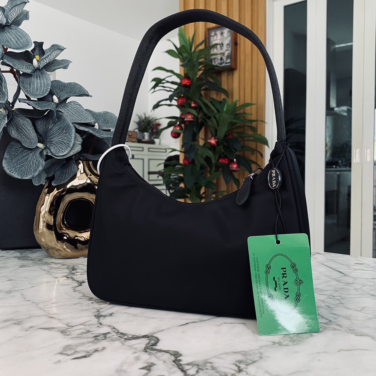 Prada Nylon Shoulder Bag / Re-Nylon Prada Re-Edition 2000 mini-bag กระเป๋าสะพายไหล่ผ้าไนล่อน เรียบแต่หรู คูลแต่เท่ห์ ยกให้ใบนี้ตลอดกาลเลยค่า