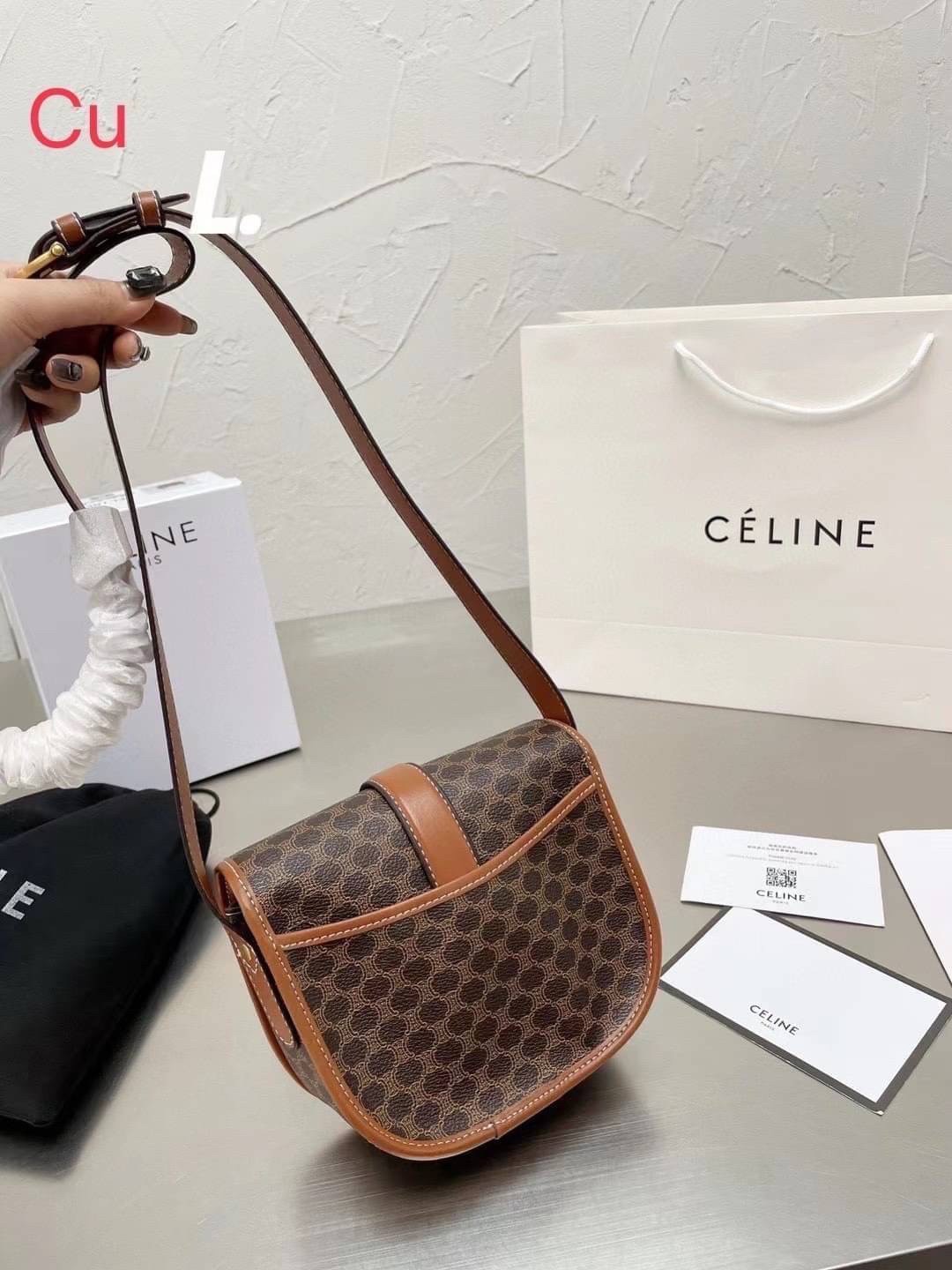 CELINE VINTAGE / CELINE Macadam crossbody bag / CELINE FOLCO BAG IN TRIOMPHE CANVAS กระเป๋าสะพายสไตล์วินเทจ หากใครที่กำลังมองหากระเป๋าสะพายข้าง ขนาดกะทัดรัด และเรียบหรู ต้องใบนี้เลยค่ะ