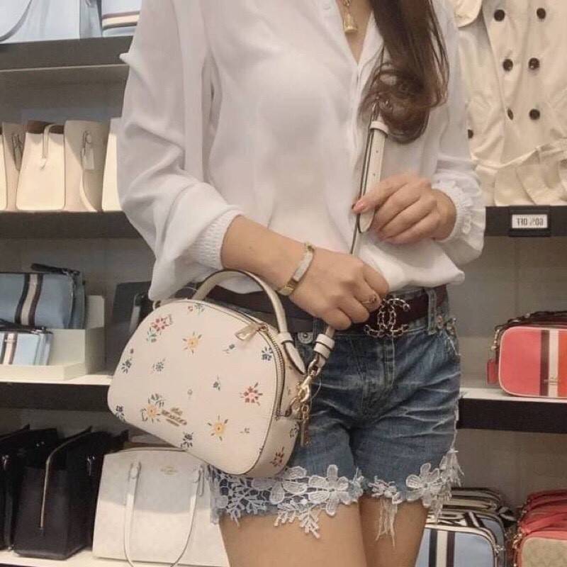 COACH C4252 SERENA SATCHEL WITH WILD MEADOW PRINT อีกหนึ่งคอลเลคชั่นตัวท็อป ที่ขายได้ตลอดปี ดีไซน์ใหม่ล่าสุด สไตล์คุณหนู ลุคหวานๆ กระเป๋าสะพายข้าง สวยอยู่ทรง สะพายขับผิวเป็นที่สุด วัสดุหนัง pepble สัมผัสนิ่ม เปิด-ปิดด้วยซิป 2 ช่องหลัก ภายในเป็นช่องโล่ง เก