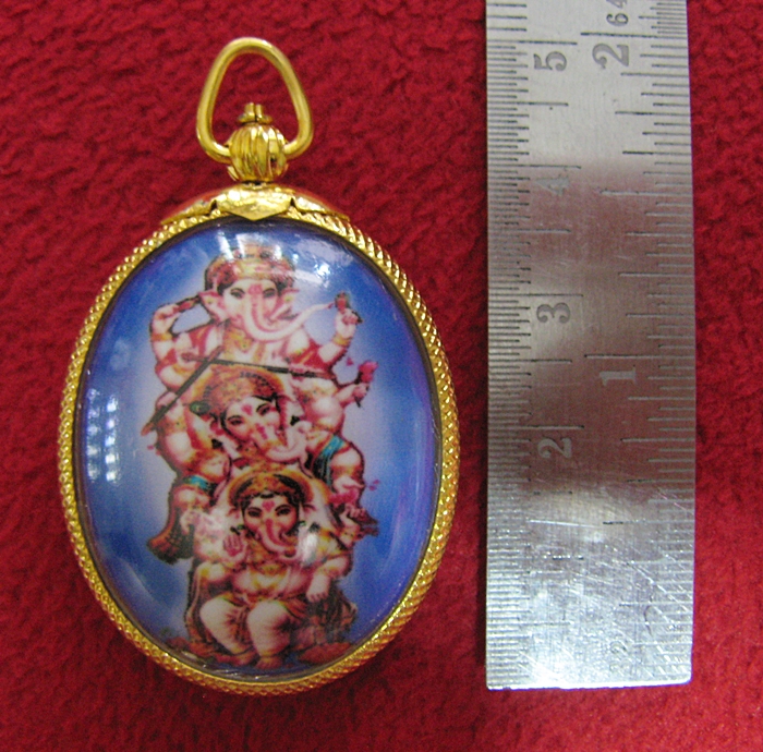 สินค้าหมดค่ะ ล็อกเก็ตพระนารายณ์ปางเปิดโลกหลังพระพิฆเนศพื้นสีฟ้าเลี่ยมทองไมครอนพร้อมใบคาถาค่ะ