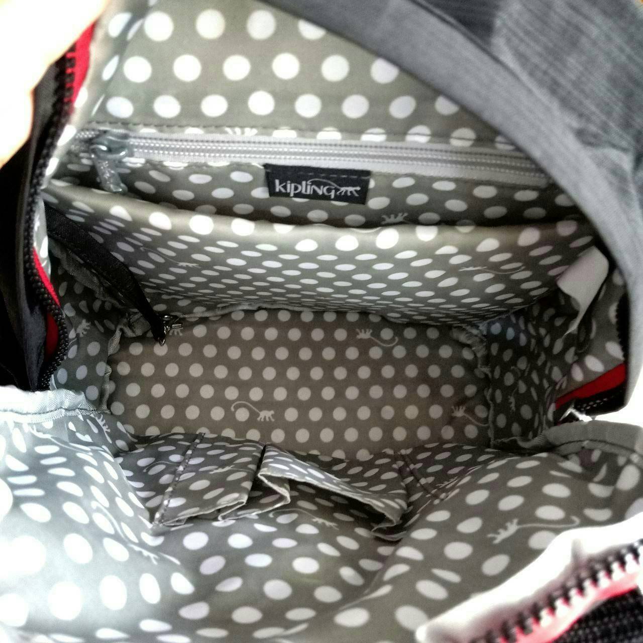 KIPLING 2WAYS MINI BACKPACK 👍กระเป๋าสะพาย2Wayรุ่นใหม่วัสดุ Nylon & Polyester 100% 👍หูหิ้วมีลายปั้มแบรนด์ 👍สายสะพายยาวเลื่อนปรับได้ถอดได้ 👍สามารถถือหรือสะพายได้ จะสะพายไหล่ สะพายเฉียง Crossbody หรือจะคล้องสายเป็นเป้สะพายหลัง