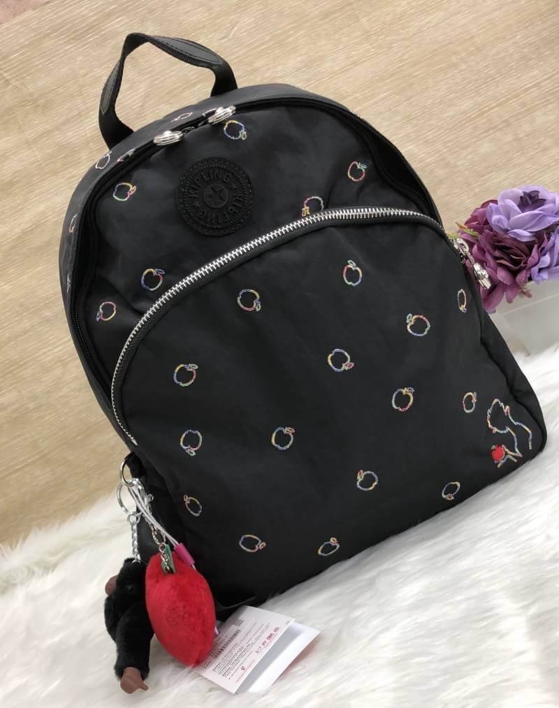 Kipling Disney’s Snow White Paola Satin S (Factory oem HK) กระเป๋าเป้รุ่นใหม่ วัสดุ nylon คุณภาพดี ช่องซิปด้านหน้า มี กระเป๋าลาย apple ปักรูปสโนว์ไวท์อถือแอปเปิ้ลสวย ช่องซิปหน้ากว้าง ใส่สัมภาระได้จุ เปิดปิดกระเป๋าช่องหลัก แบบซิปคู่ อะไหล่อย่างดี ภายในโล่ง