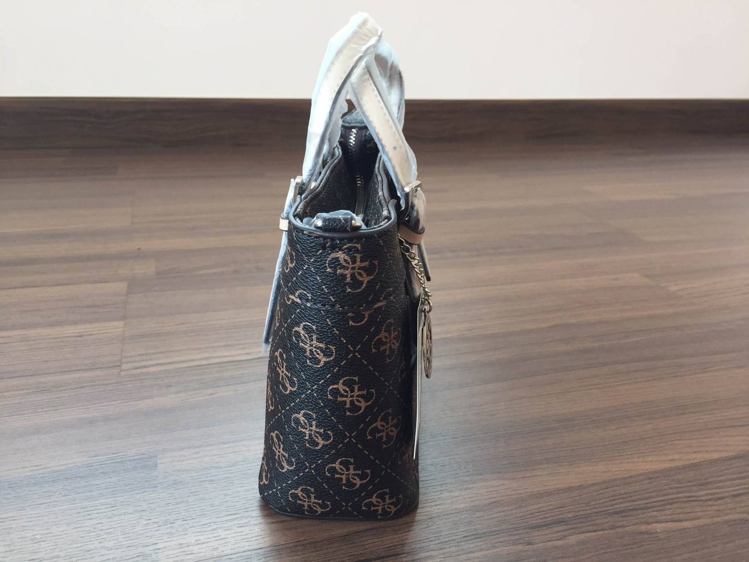 GUESS DELANEY SAFFIANO MINI CROSS BODY BAG กระเป๋าถือหรือสะพายรุ่นที่ฮิตที่สุดจาก GUESS FACTORY หนัง Saffiano ลาย GUESS สวยหรูอยู่ทรงสไตล์ PRADA ขนาดกำลังดีน้ำหนักเบา ด้านหน้าประดับโลโก้พร้อมพวงกุญแจโลโก้แบรนด์ห้อยที่หูกระเป๋า สามารถถอดเเยกใช้ได้ เปิดปิดด