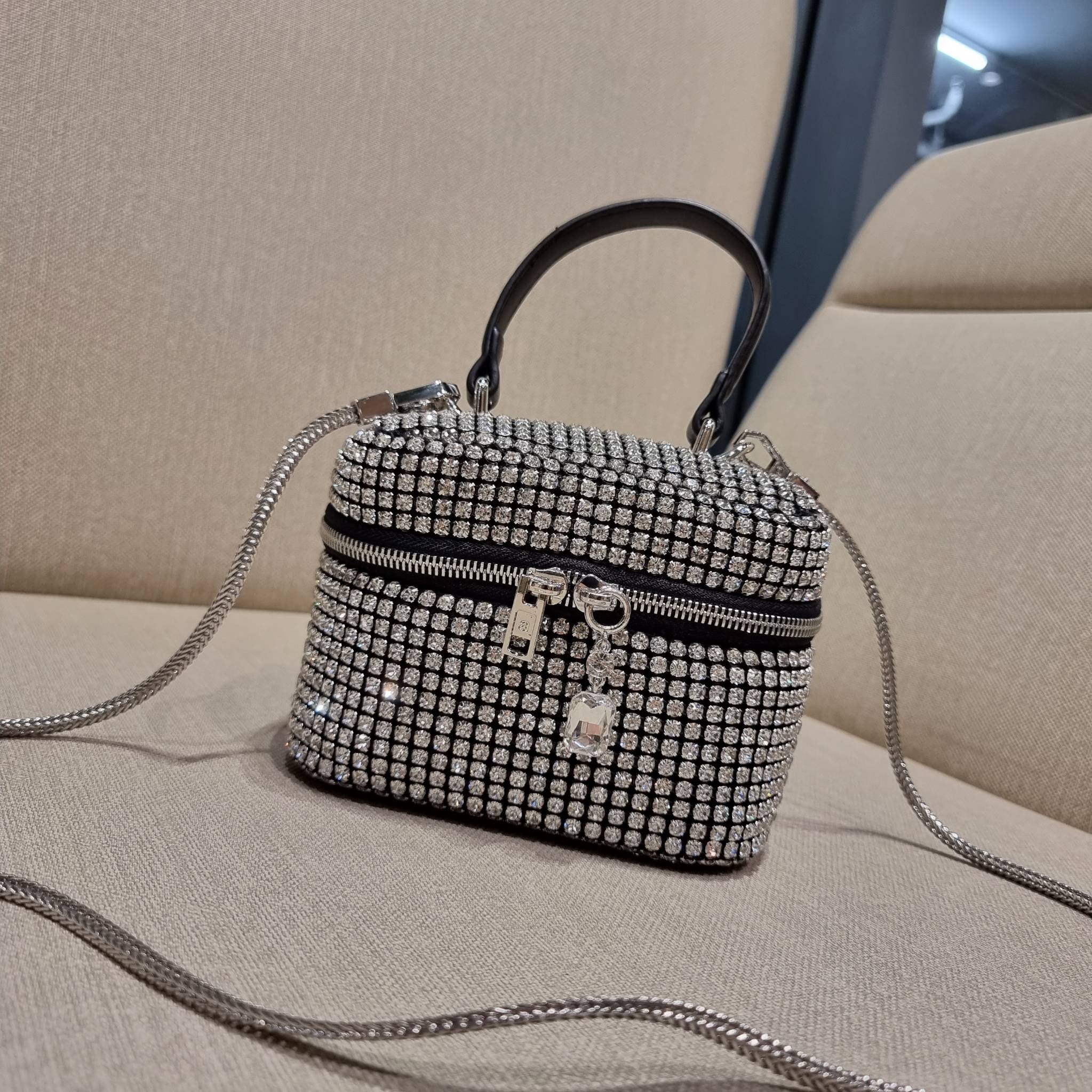ALEXANDER WANG HEIRESS BOX BAG IN RHINESTONE MESH ใหม่ก่อนใคร กับไอเท็มสุดเอ็กซ์คลูซีฟ วีไอพีจากเคาน์เตอร์ กับกระเป๋าถือ/สะพายทรงกล่องตกแต่งพลอยเทียม หรูหรา โดดเด่น ดูแพง ด้วยการตัดเย็บเรียงร้อยลงบนตาข่ายเนื้อละเอียด ทำให้ดูดีมีราคางดงามมากๆ เปิด-ปิดด้วยซ
