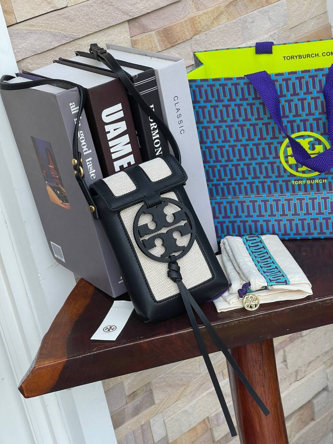 ของแท้ 💯% Tory Burch Miller Leather & Canvas Crossbody Phone Case ขึ้นชื่อว่ากระเป๋าสำหรับใส่มือถือหรือของจุกจิกต่างๆ โดยให้เหมาะกับการใช้งานนั้นมีไม่มาก คอลเลคชั่นนี้ออกมาเพื่อเอาใจสาวๆโดยเฉพาะ สีสันสุภาพ