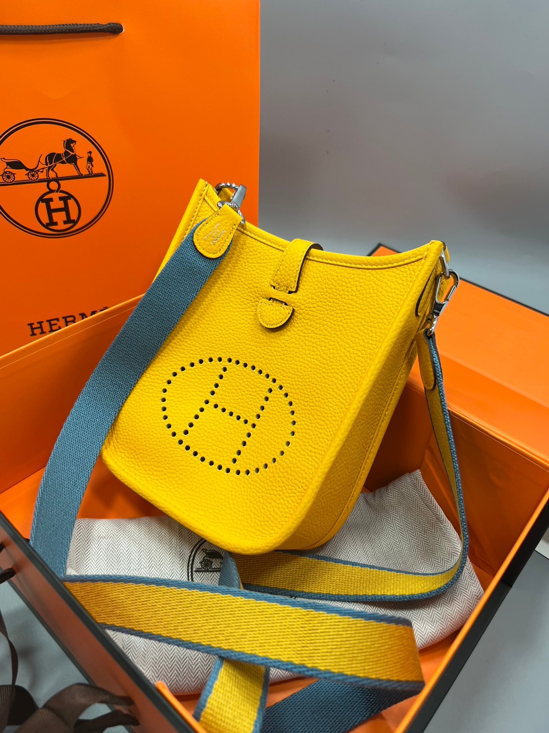 HERMES evelyne mini bag Luxury Bag กระเป๋าสะพายแบรนด์ดัง แบรนด์หรู คลาสสิกตลอดกาล ใช้ได้ทั้งชายหญิง ใบเดียวจบ สวยรวยปัง เกรดท็อปออริจินอล ภาพสินค้าถ่ายจากงานขายจริง ใช้งานต่างประเทศได้