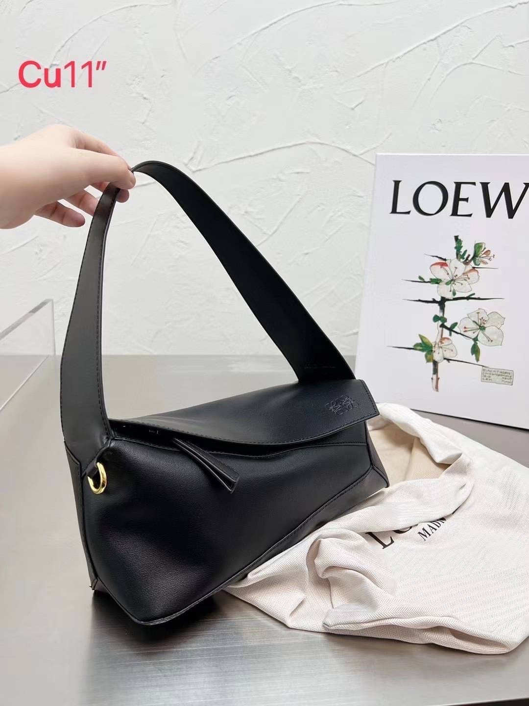 LOEWE Puzzle Hobo bag in nappa calfskin กระเป๋าสะพายไหล่มีความพิเศษในหลายด้าน ไม่ว่าจะเป็นรูปทรงที่แปลกใหม่ มินิมอลด้วยโลโก้อนาแกรมแบบประทับ ดูหรู เป็นกระเป๋า Unisex ที่ไม่ว่าคุณจะเป็นผู้หญิงหรือผู้ชายก็ใช้งานได้