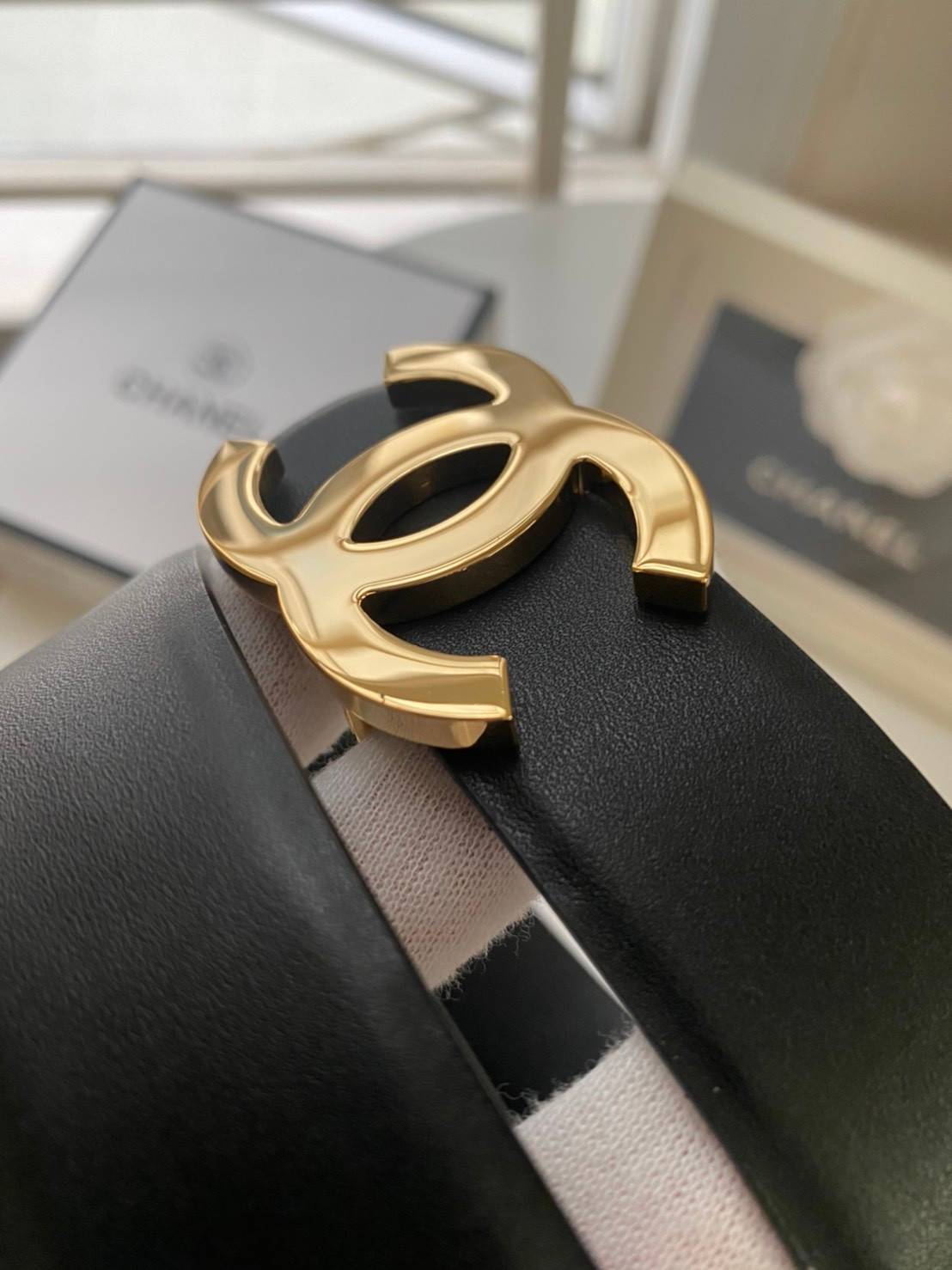 CHANEL BELT เข็มขัดสุดหรูสายหนังแท้ หรูหรา น้อยแต่มาก ภาพถ่ายจากงานขายจริง โลโก้ 3D metal เข้าได้กับทุกลุ๊คสไตล์การเเต่งตัว สวยหรูดูดีมีระดับ ไอเท็มนี้แนะนำเลยค่าา มาน้อยรีบๆ หน่อยน้าา