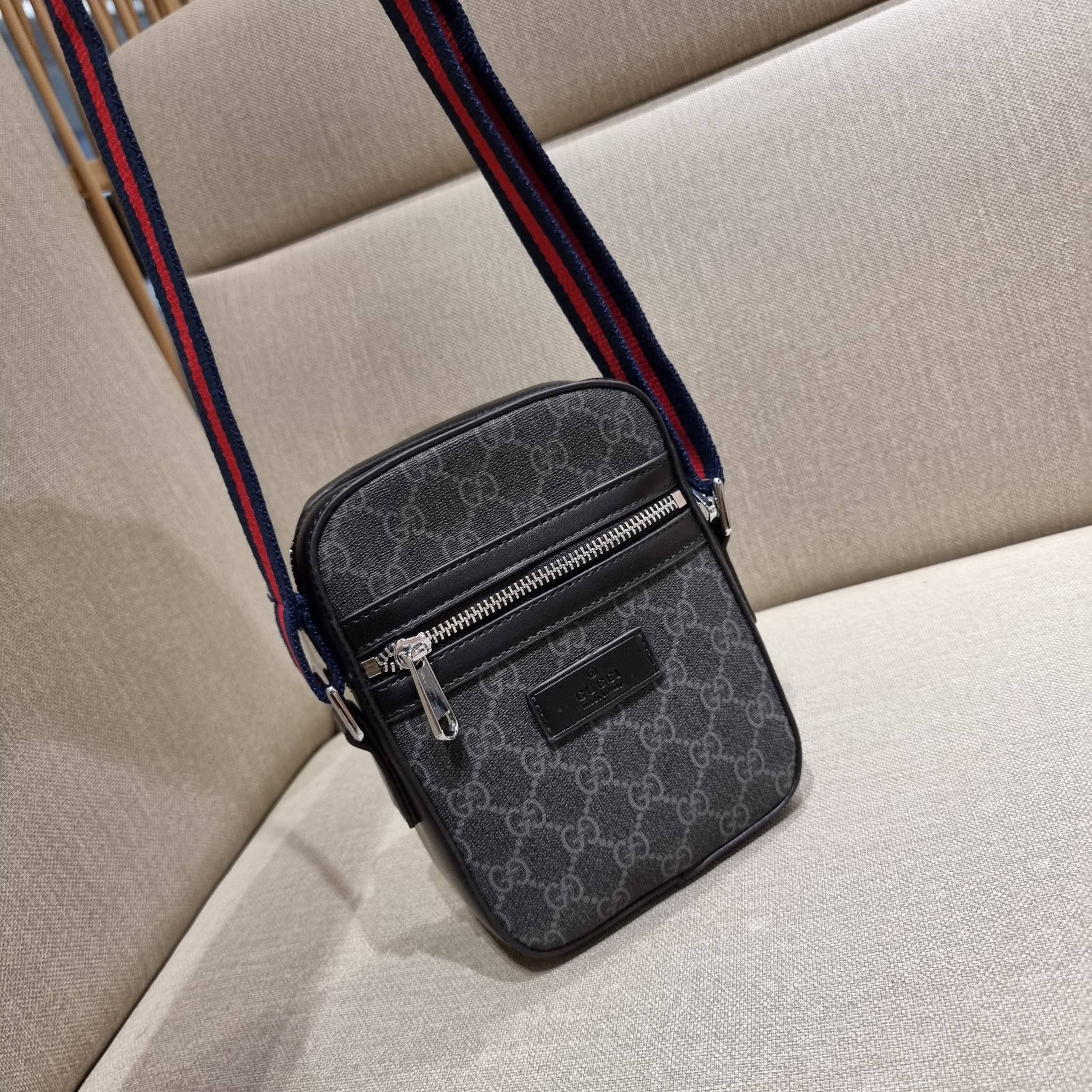 VIP 】GC VIP MINI MESSENGER CROSSBODY BAG กระเป๋าสะพายข้างพรีเมี่ยมลุคสปอร์ต เรียบแต่แอบหรู ไซส์มินิ น่าใช้!! วัสดุหนังแคนวาส ไม่ต้องห่วงเรื่องความทนทาน ✔️ ตกแต่งสายคาดหรู เท่ ดีไซน์สีตามสัญลักษณ์แบรนด์ เข้ากันมากๆ!! เปิด-ปิดด้วยซิป ด้านหน้ามีช่องซิ