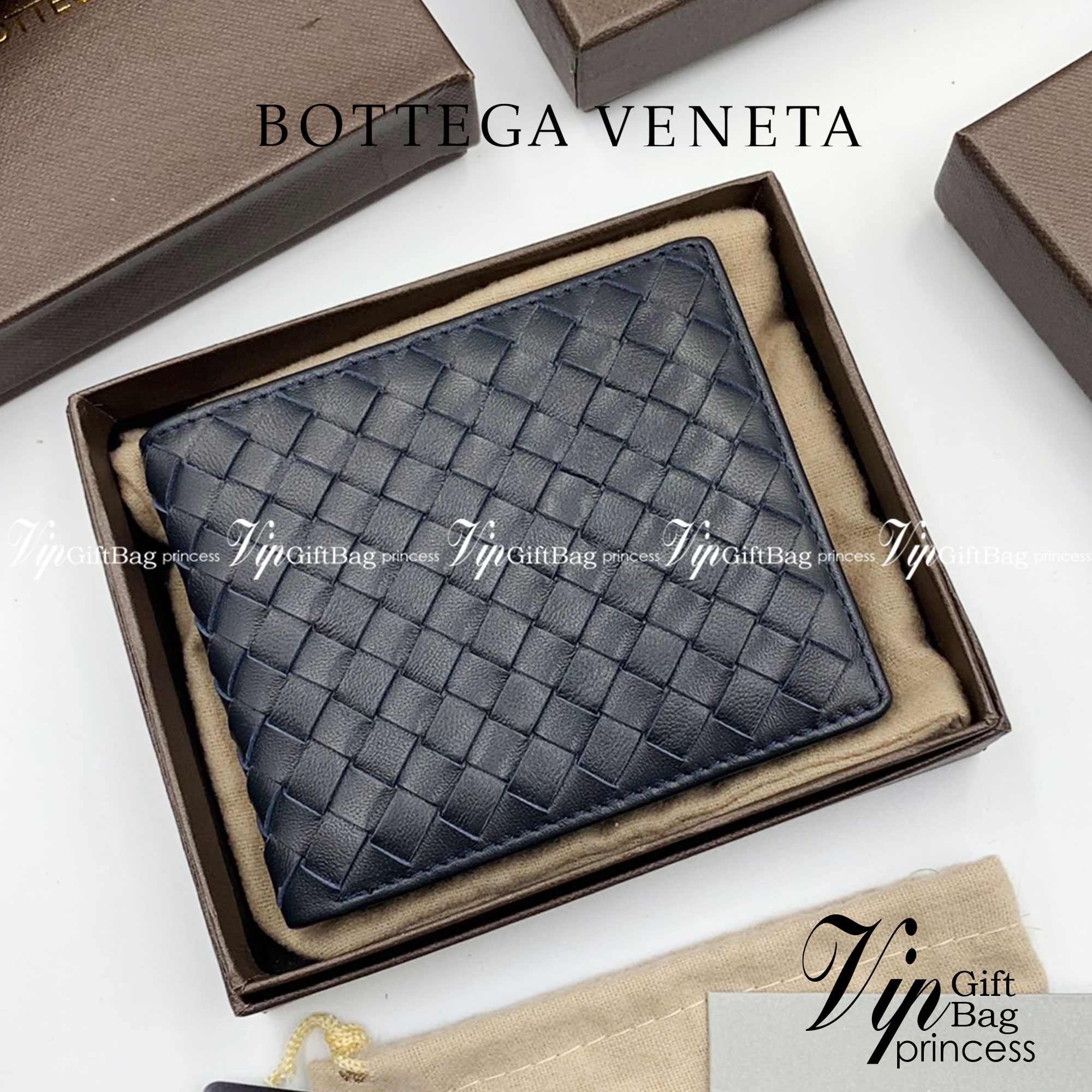 หนังแท้ BOTTEGA VENETA WALLET / BV Wallet พร้อมส่งที่ไทย กระเป๋าสตางค์ใบสั้นคุณผู้ชาย รุ่นตามหา มาเท่าไหร่ไม่เคยพอเลยค่า เป็นรุ่นคลาสสิกที่หยิบมาใช้งานได้บ่อยที่สุด งานหนังลูกวัวแท้ทั้งใบ ใช้ทนทานได้นาน ใช้ทนทานได้นานภาพสินค้าถ่ายจากงานขายจริง ใช้งานต่างป