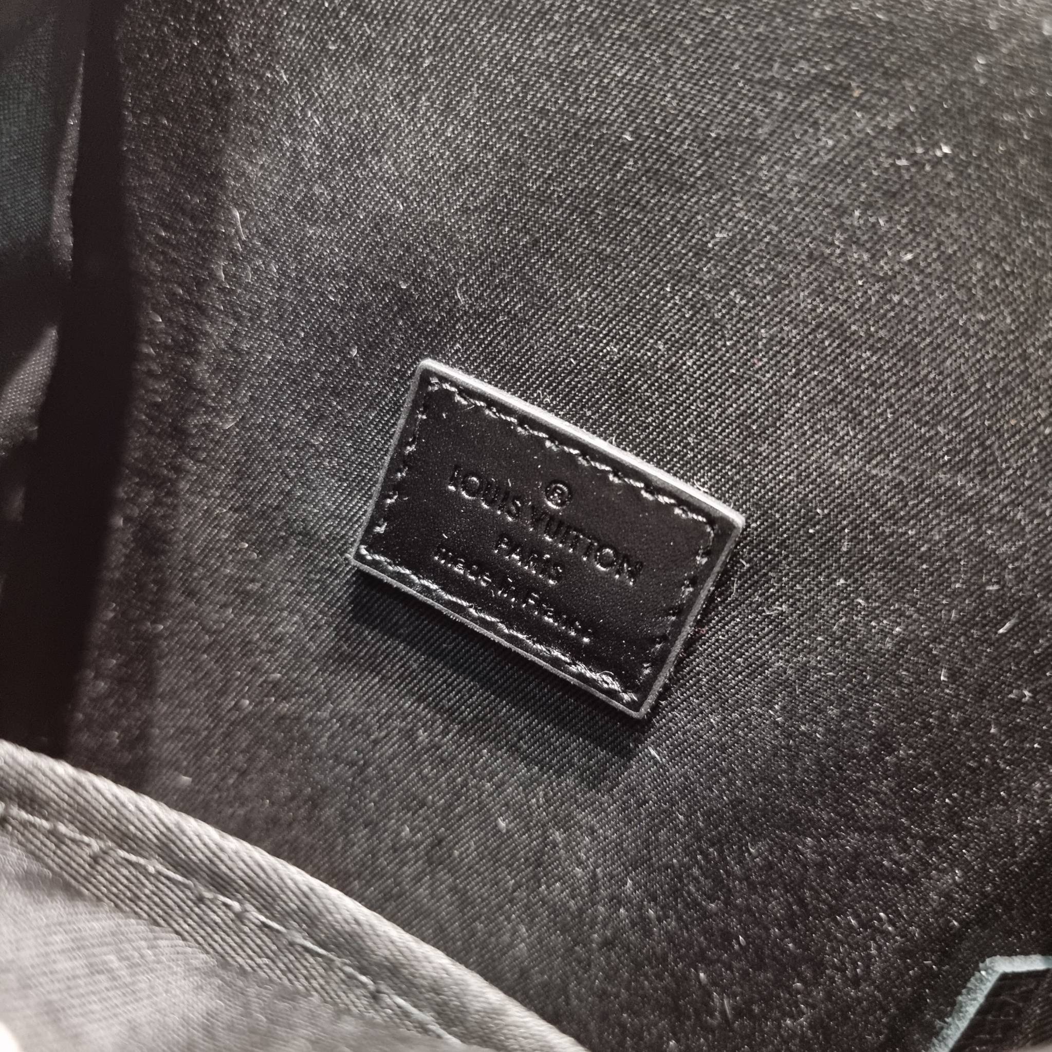 LV S-Lock Vertical wearable wallet กระเป๋าสะพายข้างสำหรับหนุ่มๆ LV crossbody bag ใหม่ล่าสุด ได้ชิคๆเท่ๆก่อนใคร ไม่ต้องรอพรีฯ ราคาดีวัสดุหนังแคนวาสคุณภาพดี ดีไซน์ดูแพง