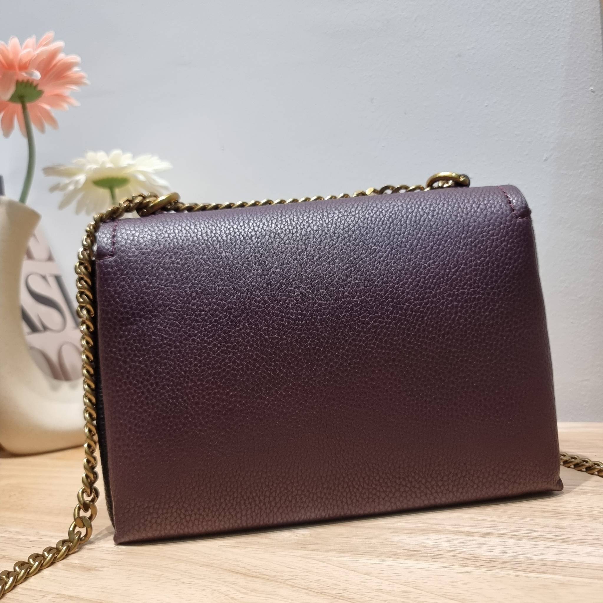 TORY BURCH LIMITED-EDITION SHOULDER BAG รุ่นลิมิเต็ด กับกระเป๋าสะพายไหล่ทรงผู้ดี ที่ผลิตมาในจำนวนจำกัด โดดเด่นด้วยอะไหล่ทองคลาสสิคหรูหรา