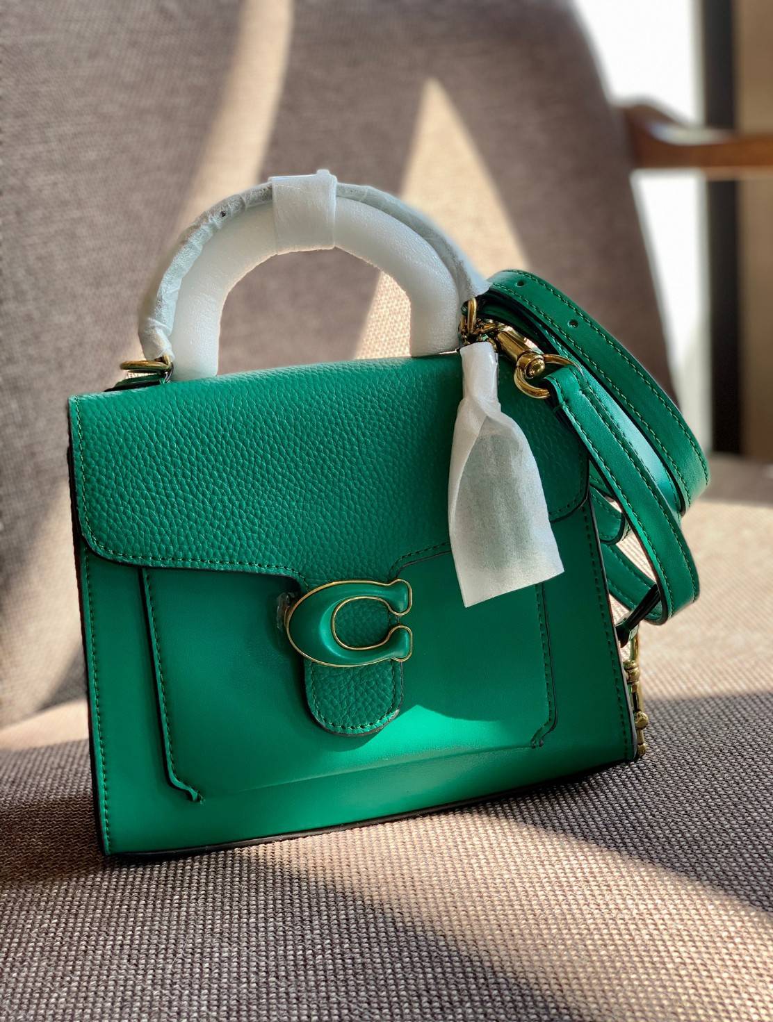 COACH TABBY TOP HANDLE 20 พร้อมส่งที่ไทยค่ะ! กระเป๋าหิ้ว//สะพายข้างได้ หนังแท้อย่างดี กหนึ่งใบทำหนังสองลายได้อย่างสวยงาม พร้อมโลโก้รุ่นใหม่ล่าสุดดูดีมากๆค่ะ เปิดปิดกระเป๋าแบบกดล็อค ภายในมีช่องหลักสองช่อง ใส่มือถือได้ทุกรุ่น;กระเป๋าเงินใบกลางได้;ของจำเป็นจ