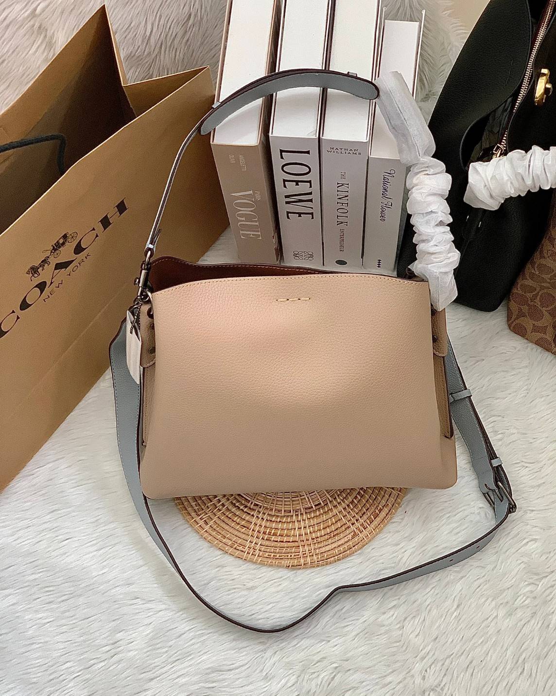 COACH WILLOW SHOULDER BAG ((C2745//C2590//C2621)) พร้อมส่งที่ไทย รุ่นแนะนำค่ะ🔥🔥 🔺กระเป๋าหิ้ว//คล้องไหล่//สะพายข้าง สุดคุ้ม! หนังแท้ชั้นดี ได้ไปหลงรักแน่นอนค่ะ หนังสวยมากๆ😘 🔺ตัวกระเป๋าแบ่งเป็นสองช่องหลัก ด้านนึงเป็นแ