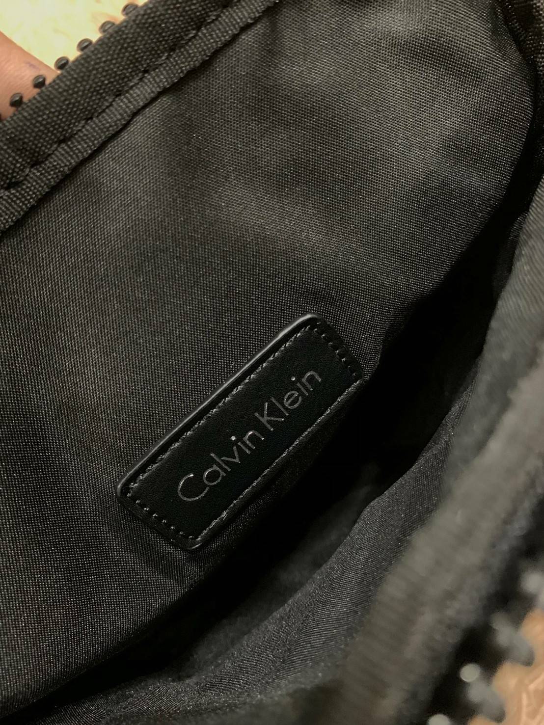 Cavin Klein Crossbody Bag กระเป๋าสะพายข้าง วัสดุหนังโพลีเอสเตอร์ น้ำหนักเบา สายสะพายปั้กโลโก้ ปรับความยาวได้ฟรีไซส์ ด้านหน้ามี1ช่องซิปใส่ของได้ หัวซิปปั้มโลโก้ทุกจุด เปิดปิดด้วยซิปเดียวด้านบน ด้านหน้ามีโลโก้เป็นอักษรย่อสวยงาม ขนาดกระเป๋าใส่มินิไอแพคกระเป๋