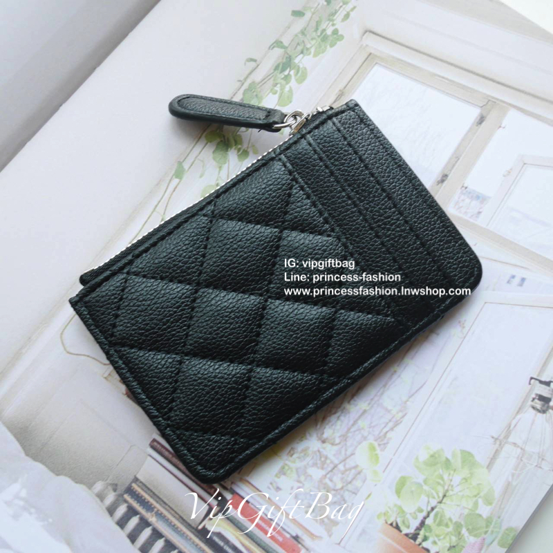 พร้อมส่งที่ไทยแล้วค่ะ♡♡ กับที่ใส่นามบัตรรุ่นใหม่ ดี๊ดี😘 แนะนำรุ่นนี้คะ งานพรีเมี่ยมกิ้ฟท์จากเค้าเตอร์ต่างประเทศ หนังสัมผัสลายด้าน จากแบรนด์ CHANEL (GWP) ด้านหน้ามีโลโก้แบรนด์ CC สีเงินสุดหรู ด้านหน้าบัตรได้1ใบ เปิดปิดด้วยซิปมีที่จับห