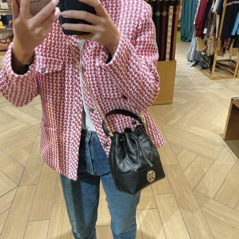 TORY BURCH WILLA MINI BUCKET BAG NEW ARRIVAL สุดปัง กระเป๋าสะพายทรงบัคเก็ต สวยผู้ดี โดดเด่นด้วยโลโก้สีทองดูหรู อัพลุคผู้ดี๊ผู้ดี วัสดุหนังแท้ ดีไซน์บุนวม เส้นคมดีเทลหรู เปิด-ปิดหนังรูดปากกระเป๋า มีหูหิ้วในตัว คล้องแขนเก๋ๆ ภายในเป็นช่องโล่ง มีช่องย่อย ใส่ข