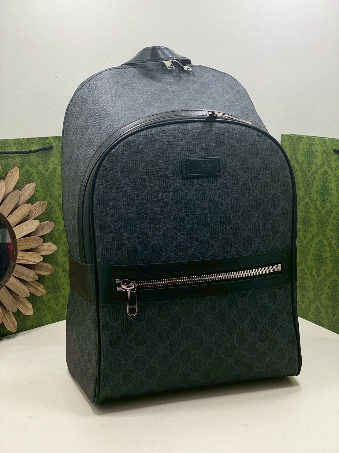 ORI หนังแท้ | Gucci GG Black medium backpack กระเป๋าสะพายหลัง กระเป๋าเป้ ดีไซน์เรียบง่าย รูปทรงใช้งานง่าน ภายในโล่งกว้าง จุของได้เยอะ