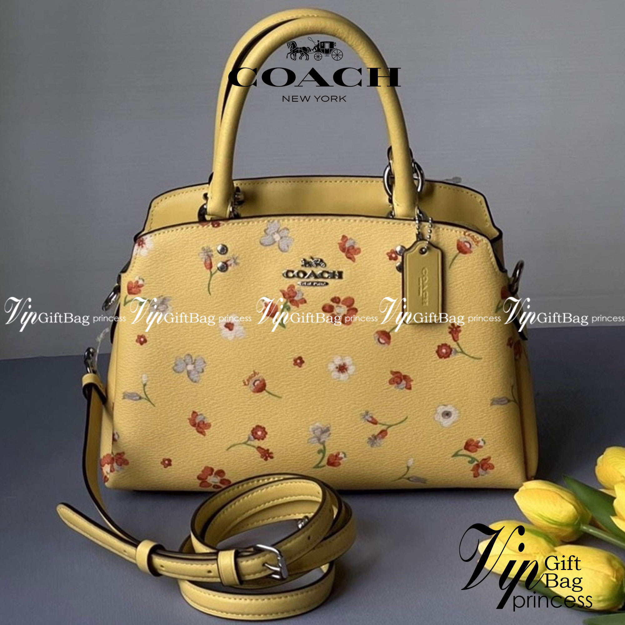 COACH C8216 MINI LILLIE CARRYALL WITH MYSTICAL FLORAL PRINT สีใหม่ล่าสุด กับรุ่นที่สุดของความขายดี คอลยอดฮิตในลวดลายสุดชิค กระเป๋าสะพายทรงสวย ที่ดีไซน์ออกมาให้ใช้งานง่าย สะดวก สวย หรู ดูดี!! วัสดุหนังแคนวาสเคลือบลาย มาพร้อมสายสะพายข้างและหูจับในตัว ถอดออก
