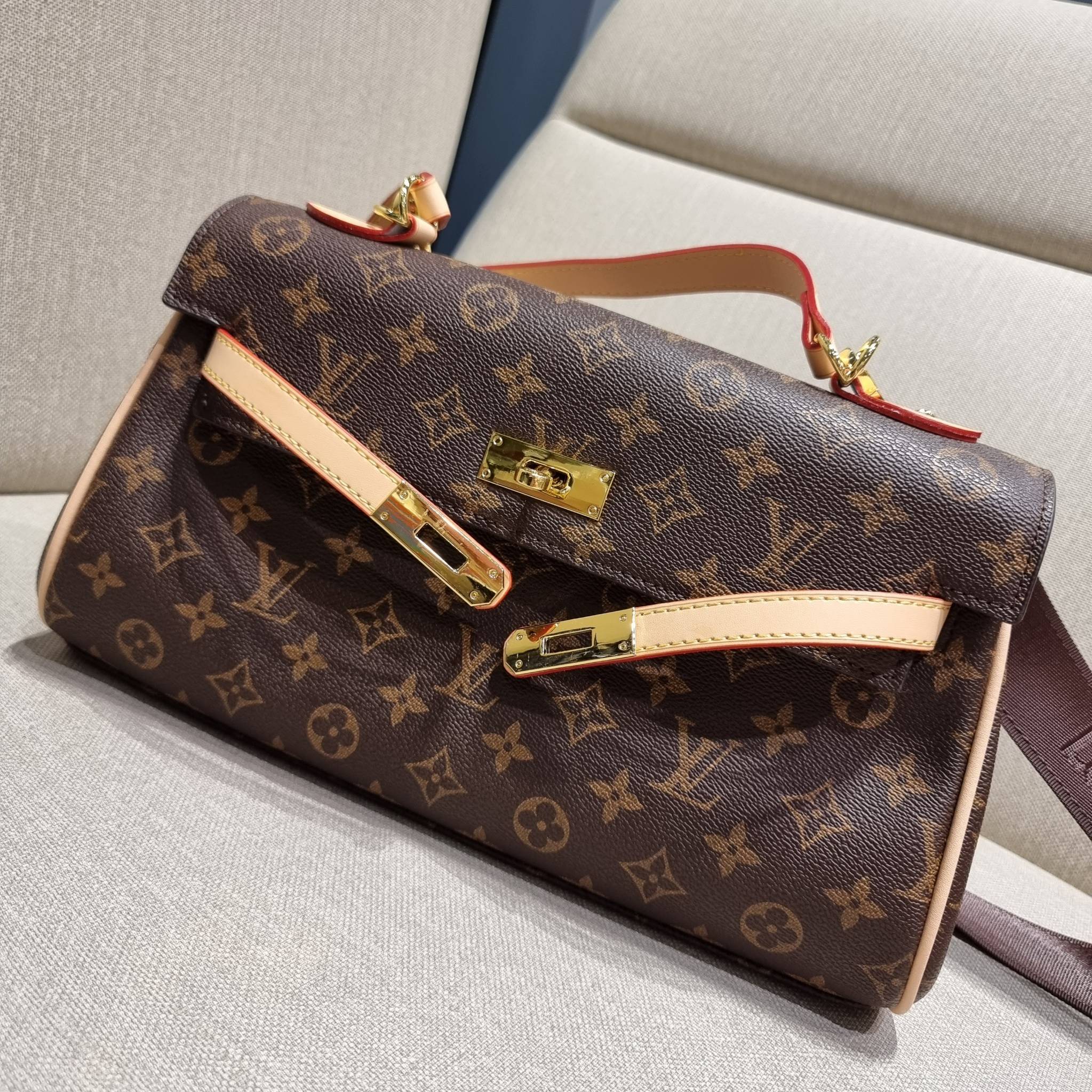 LV MONOGRAM SHOULDER BAG กระเป๋าสะพายทรงสวย ใบใหญ่กำลังดี รับรองว่าจุจริง ดีไซน์สายคาดตกแต่ง และปรับทรงได้ เพิ่มดีเทลให้กระเป๋าดูมีลูกเล่นขึ้น วัสดุหนังแคนวาส มาพร้อมหูจับในตัว และยังมีสายครอสสปอร์ตให้อีกเส้น เปิด-ปิดด้วยอะไหล่บิดล็อค ภายในโล่งกว้างมาก ใส