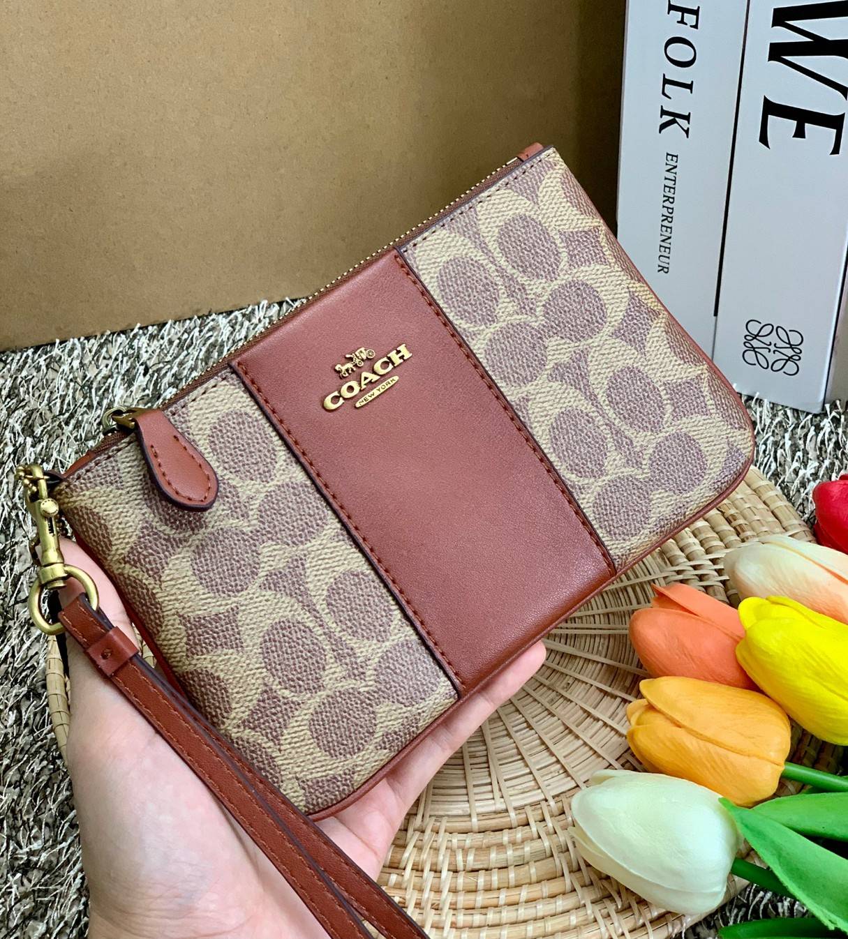 COACH SMALL WRISTLET IN COLORBLOCK SIGNATURE ((32445)) ✔️กระเป๋าคล้องมือ วัสดหนัง pvc อย่างดี ลายซิกเนเจอร์ ตัดขอบสีตรงกลางสวยงามมากๆค่ะ แบบซิปเดียว ((ภายในใส่มือถือได้บางรุ่นค่ะ)) มีช่องเสียบบัตรให้2ช่องด้วยนะคะ