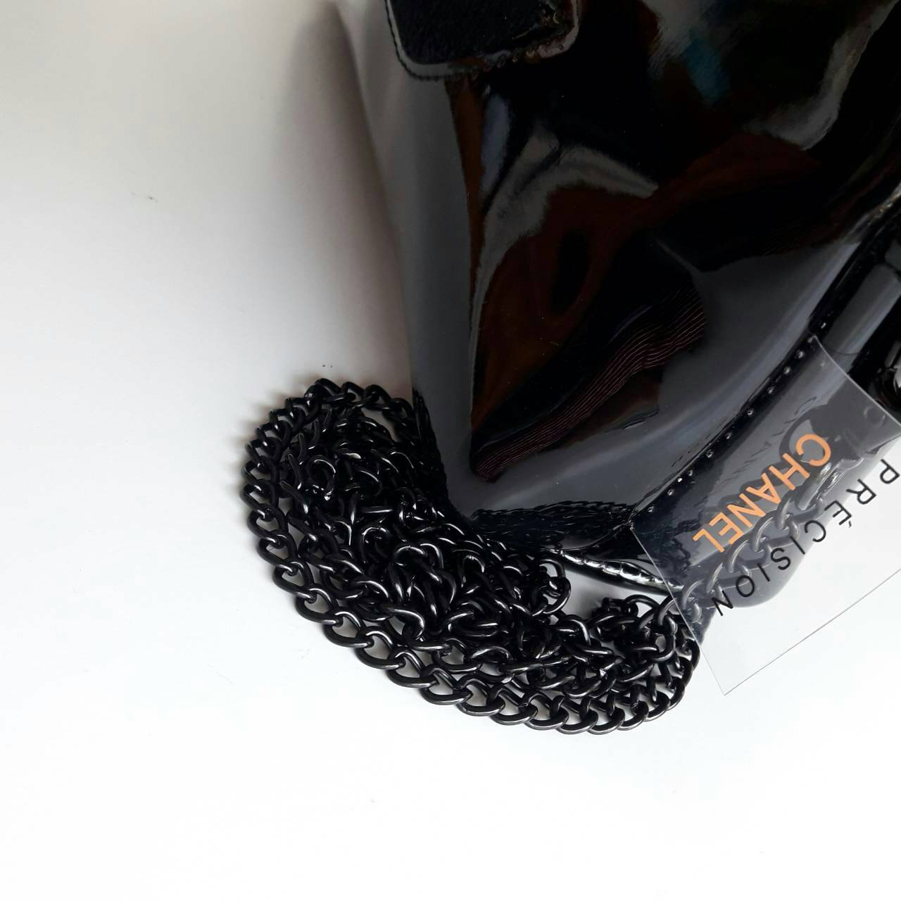 Chanel precision luxury leather clutch with chain จากงานพรีเมี่ยมกิ๊ฟ แบรนด์ดังหนังแก้วมันสวยหรู ด้านหน้า ตกแต่งโลโก้แบรนด์บนเฟอร์สีดำ สายโซ่ยาวสีดำสุดหรู สายถอดเก็บได้ ด้านในบุผ้ามันสีแดง ปั้มแบรนด์แท้ จุของได้เยอะ ใส่มือถือได้ทุกรุ่นไปอีกก จะสะพายหรือถื