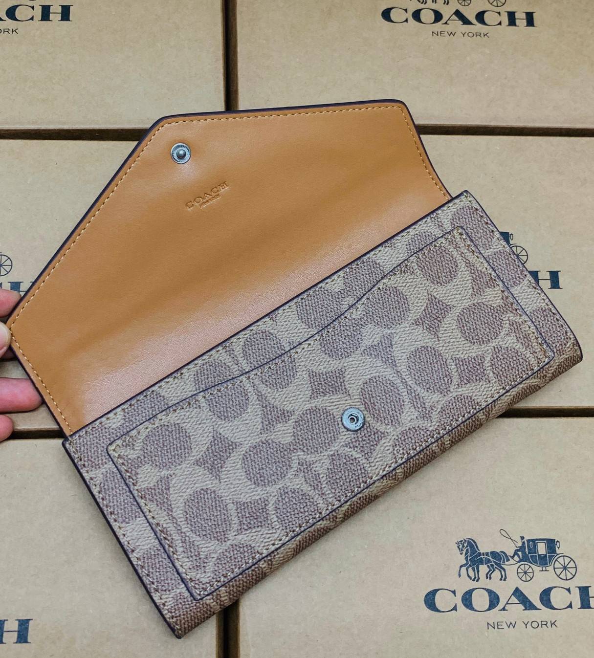 COACH SOFT WALLET BAG กระเป๋าสตางค์ใบยาว หนังชั้นแรก ลายcผสมหนังเรียบ แบบซองจดหมาย ฝาปิดเปิดแบบกระดุม มีช่องด้านหน้าหนึ่งช่อง ช่องใส่ธนบัตรตามยาวหนึ่งช่อง และช่องเสียบัตรต่างๆได้8ช่องค่ะ ด้านหลังเป็นช่องซิปยาวสำหรับใส่เหรียญนะคะ ใบขนาดพอดีมือ สีทูโทนน่าใช