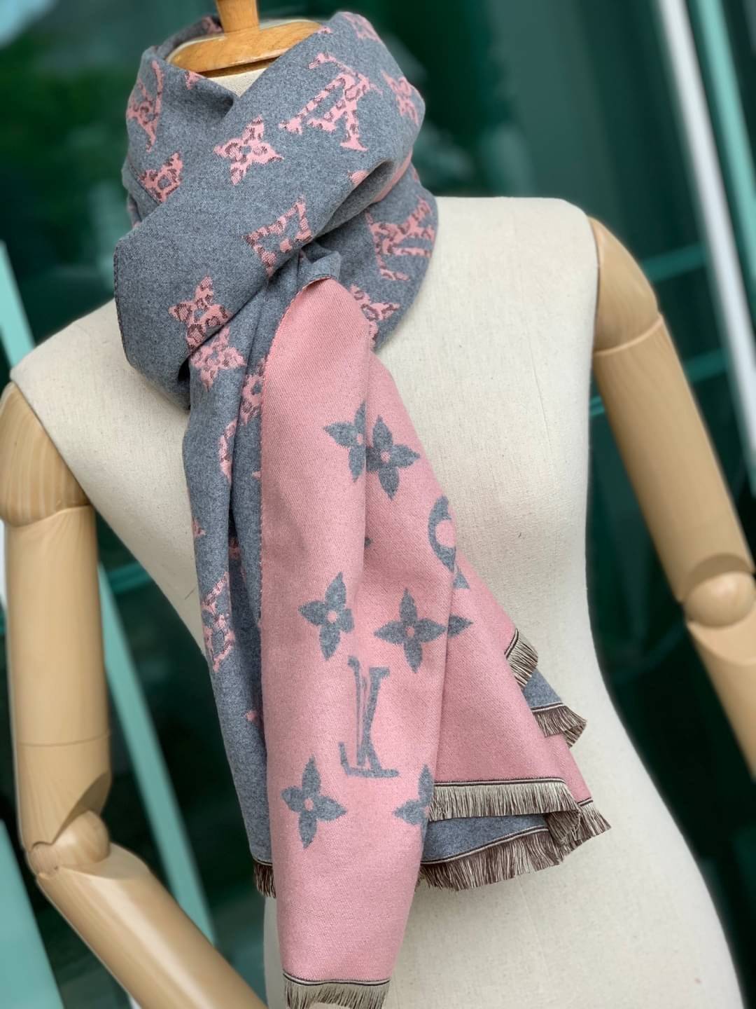 Louis Vuitton Women’s Scarves Accessories อีกหนึ่งแบรนด์ดังจากปารีส ด้วยงานพรีเมี่ยมกิ้ฟ ส่งมอบความรู้สึกดีๆให้กับคนที่คุณรัก ในรูปแบบผ้าพันคอและผ้าคุมไหล่ผืนใหญ่ให้ความอบอุ่น ถักทอด้วยผ้าcashmere ผ้าเนื้อดี สัมผัสนุ่มมือ ทอลายในตัว สีและลายคมชัด เหมาะสำห