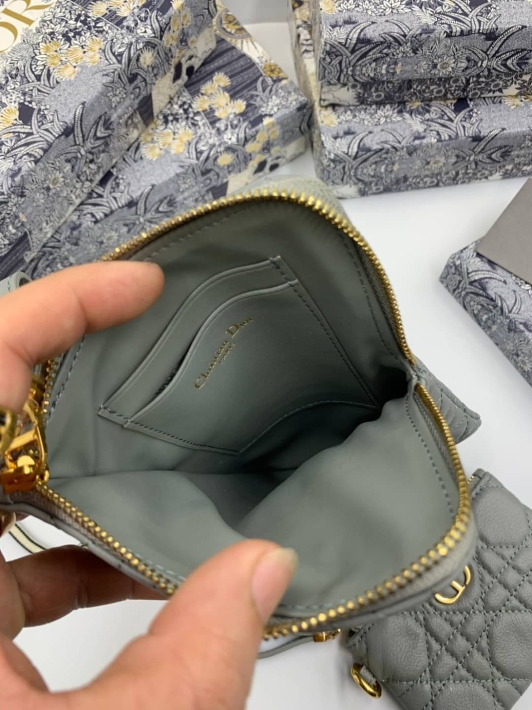 VIP 】CHRISTIAN DIOR PHONE BAG 2 in 1 DOUBLE BAG กระเป๋าเซ็ท 2 ใบ มีสายสะพายข้าง ถอดออกใช้งานได้ ถือว่าคุ้มมากๆเลยค่ะ สามารถใช้งานแยกกันได้ ใส่สายสะพายหรือ ถือได้ วัสดุหนังแท้ สวยงามนุ่มฟู น่ารักมากๆ เลยน้าาา